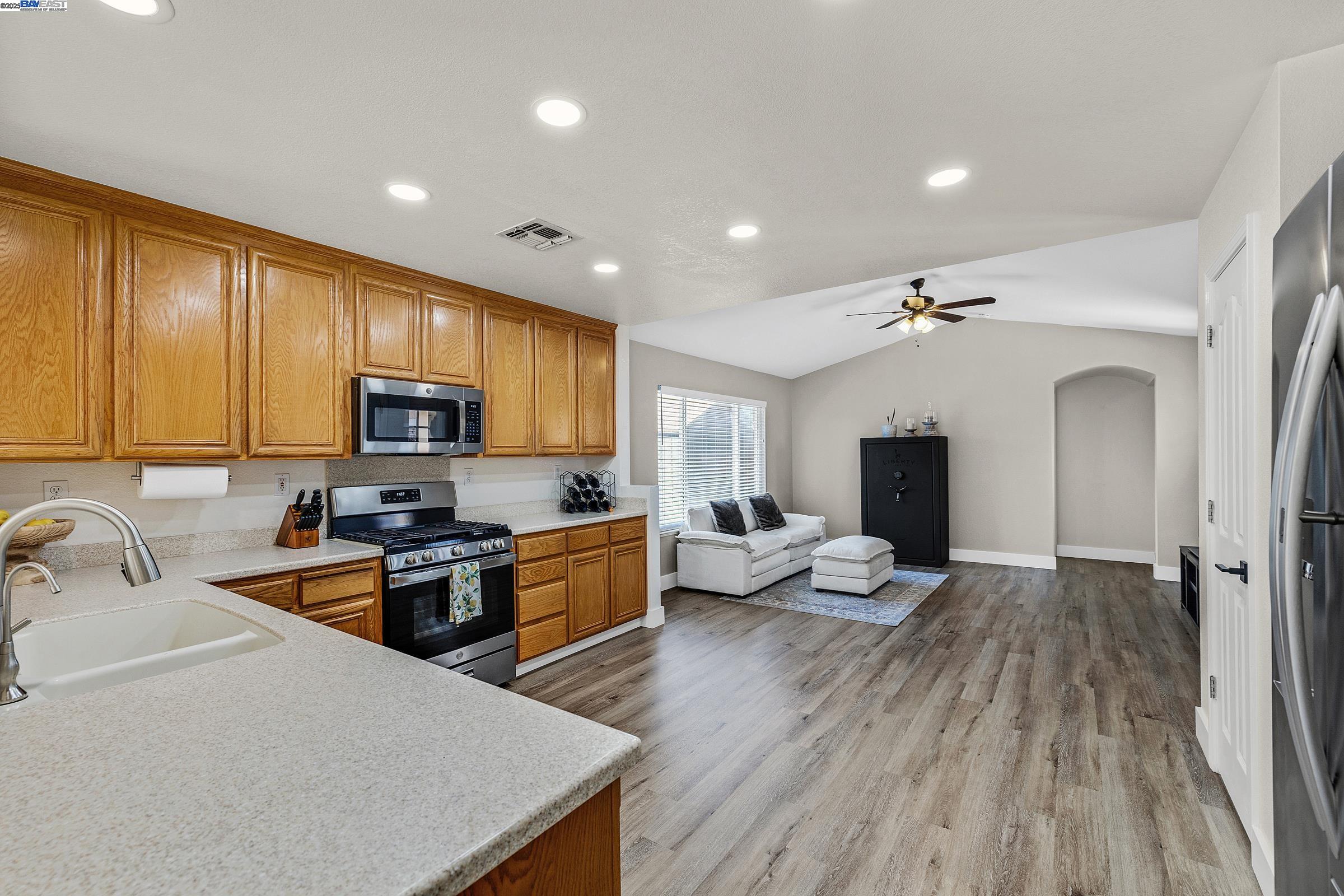Detail Gallery Image 11 of 39 For 1636 Green Springs Ct, Tracy,  CA 95377 - 3 Beds | 3 Baths