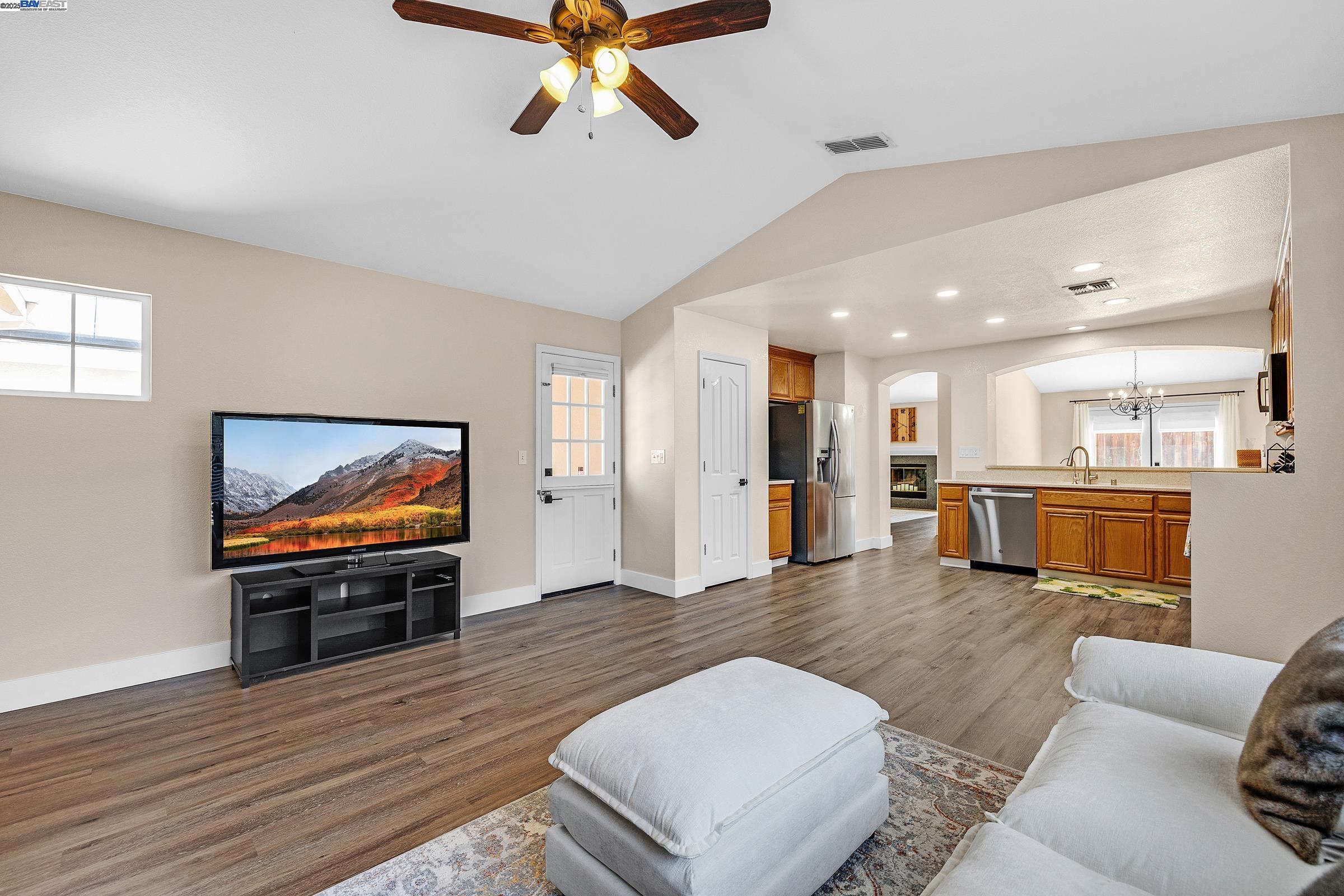Detail Gallery Image 14 of 39 For 1636 Green Springs Ct, Tracy,  CA 95377 - 3 Beds | 3 Baths
