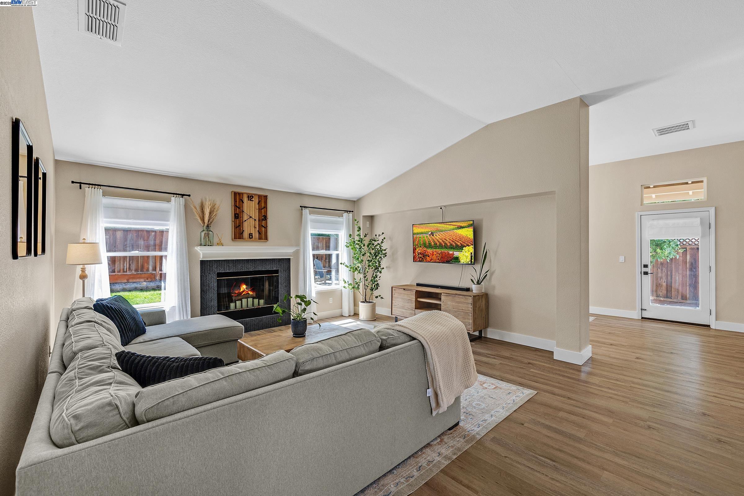 Detail Gallery Image 5 of 39 For 1636 Green Springs Ct, Tracy,  CA 95377 - 3 Beds | 3 Baths