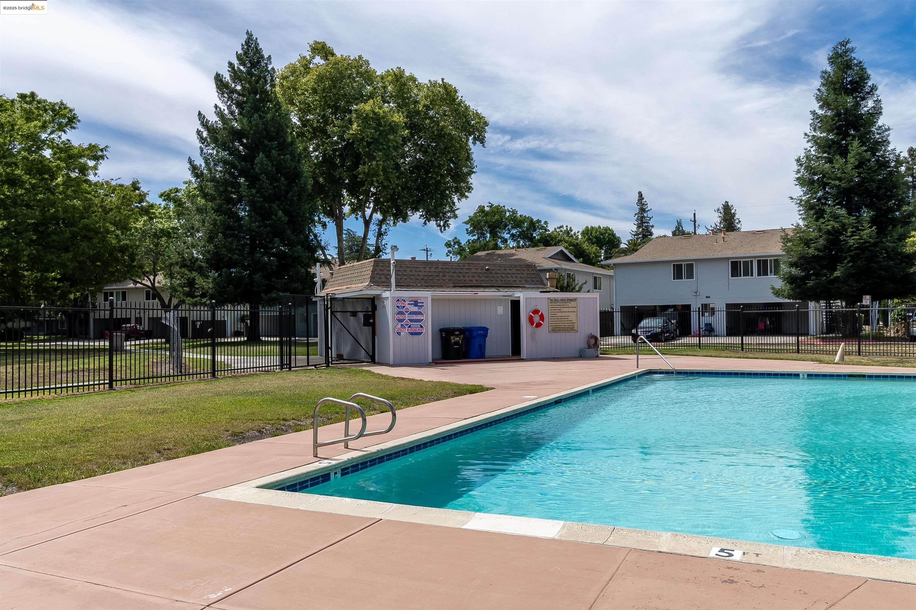 Detail Gallery Image 39 of 44 For 1064 Mohr Ln #C,  Concord,  CA 94518 - 2 Beds | 1 Baths