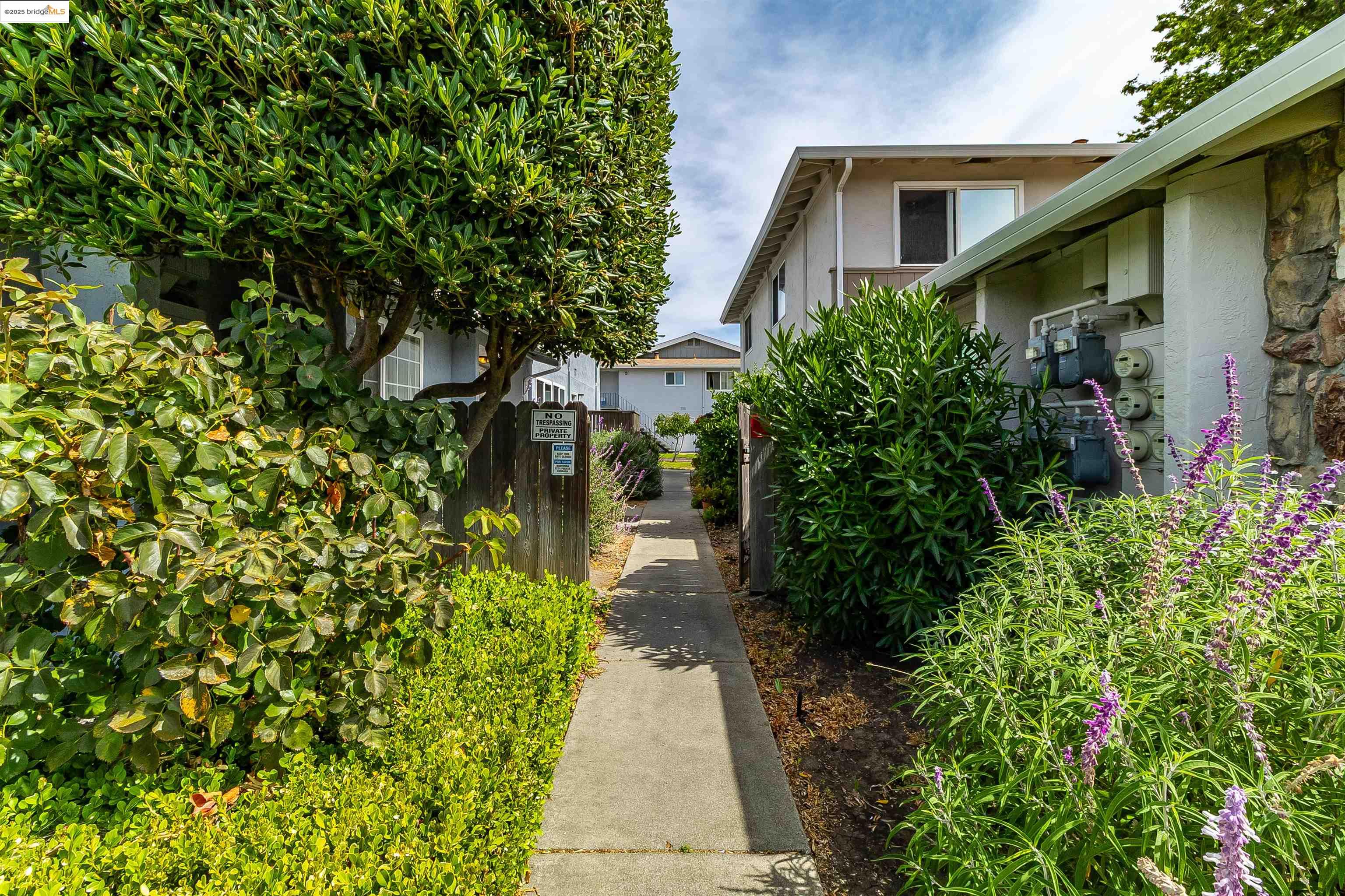 Detail Gallery Image 41 of 44 For 1064 Mohr Ln #C,  Concord,  CA 94518 - 2 Beds | 1 Baths