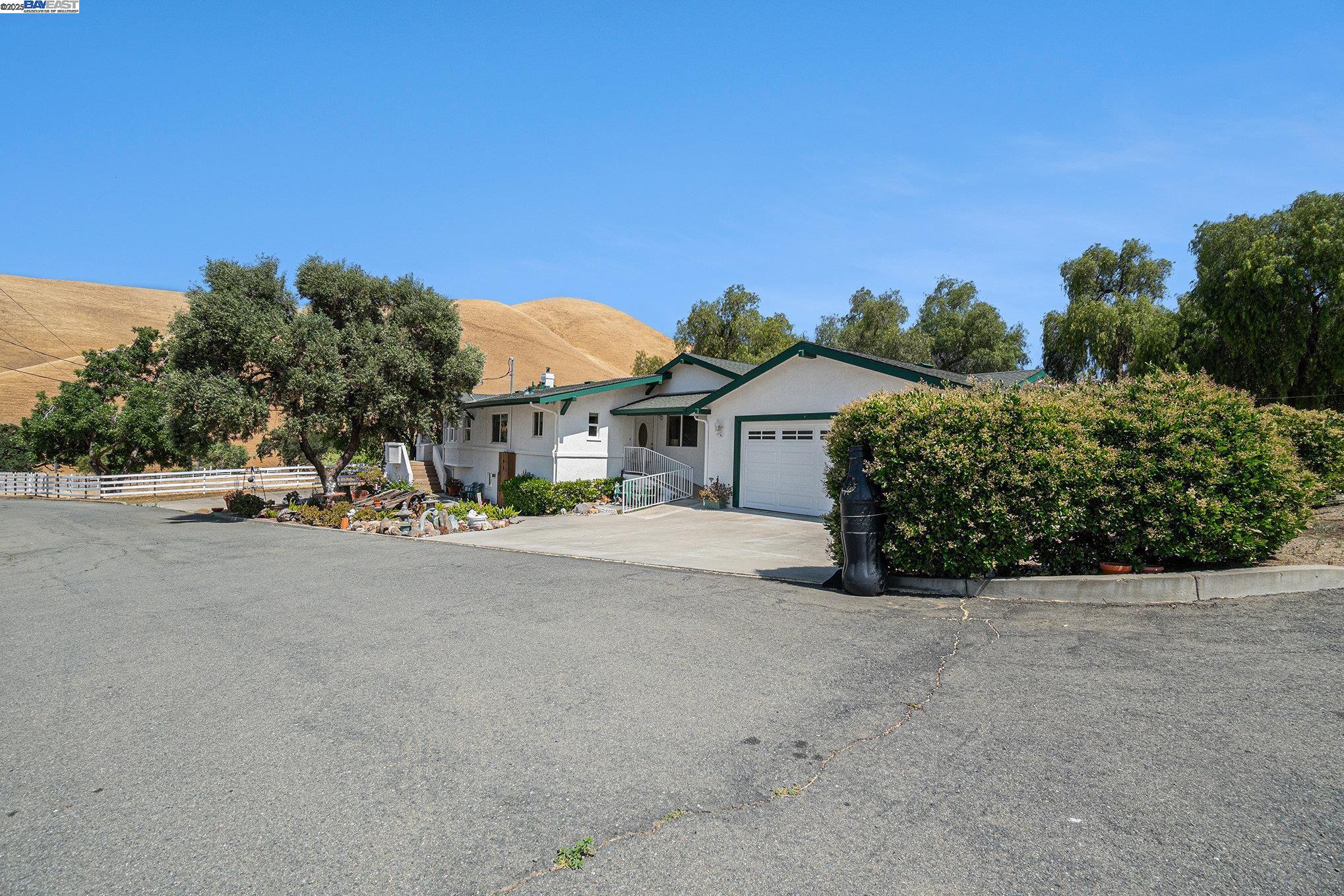 Detail Gallery Image 3 of 60 For 5799 Nortonville, Pittsburg,  CA 94565 - 3 Beds | 2 Baths