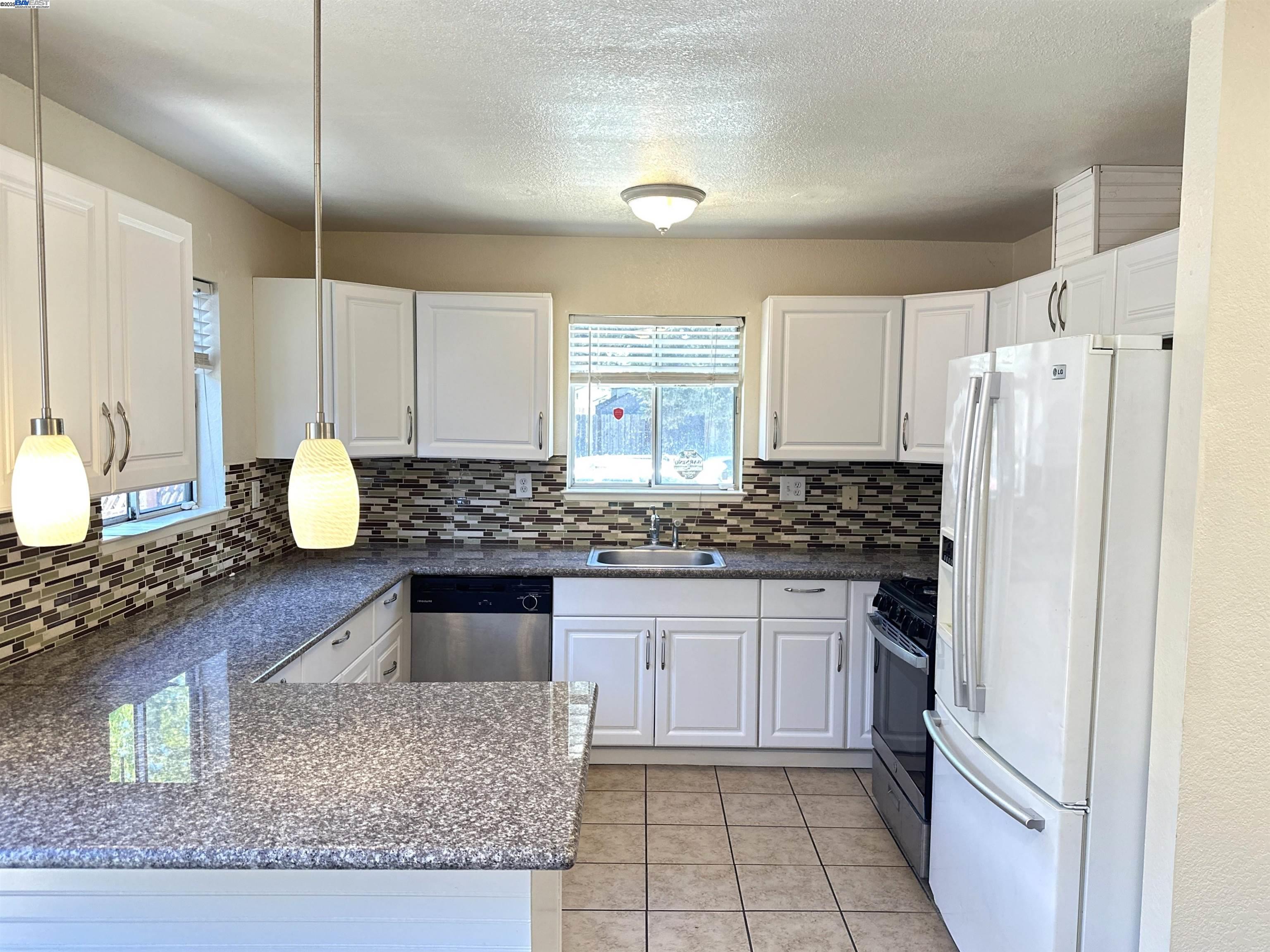Detail Gallery Image 2 of 28 For 10580 Creekside, Oakland,  CA 94603 - 3 Beds | 2 Baths