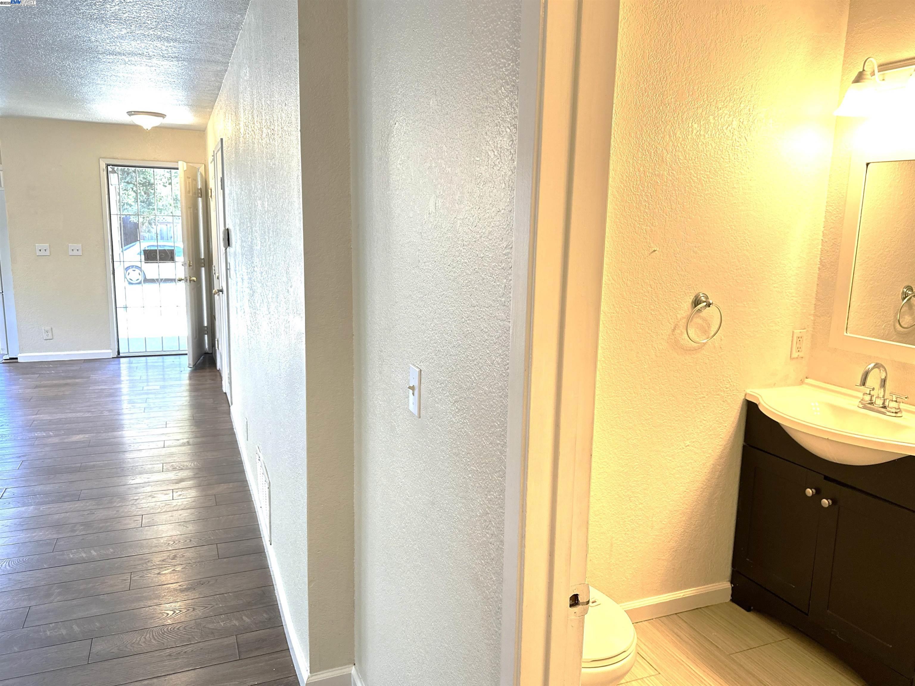Detail Gallery Image 17 of 28 For 10580 Creekside, Oakland,  CA 94603 - 3 Beds | 2 Baths