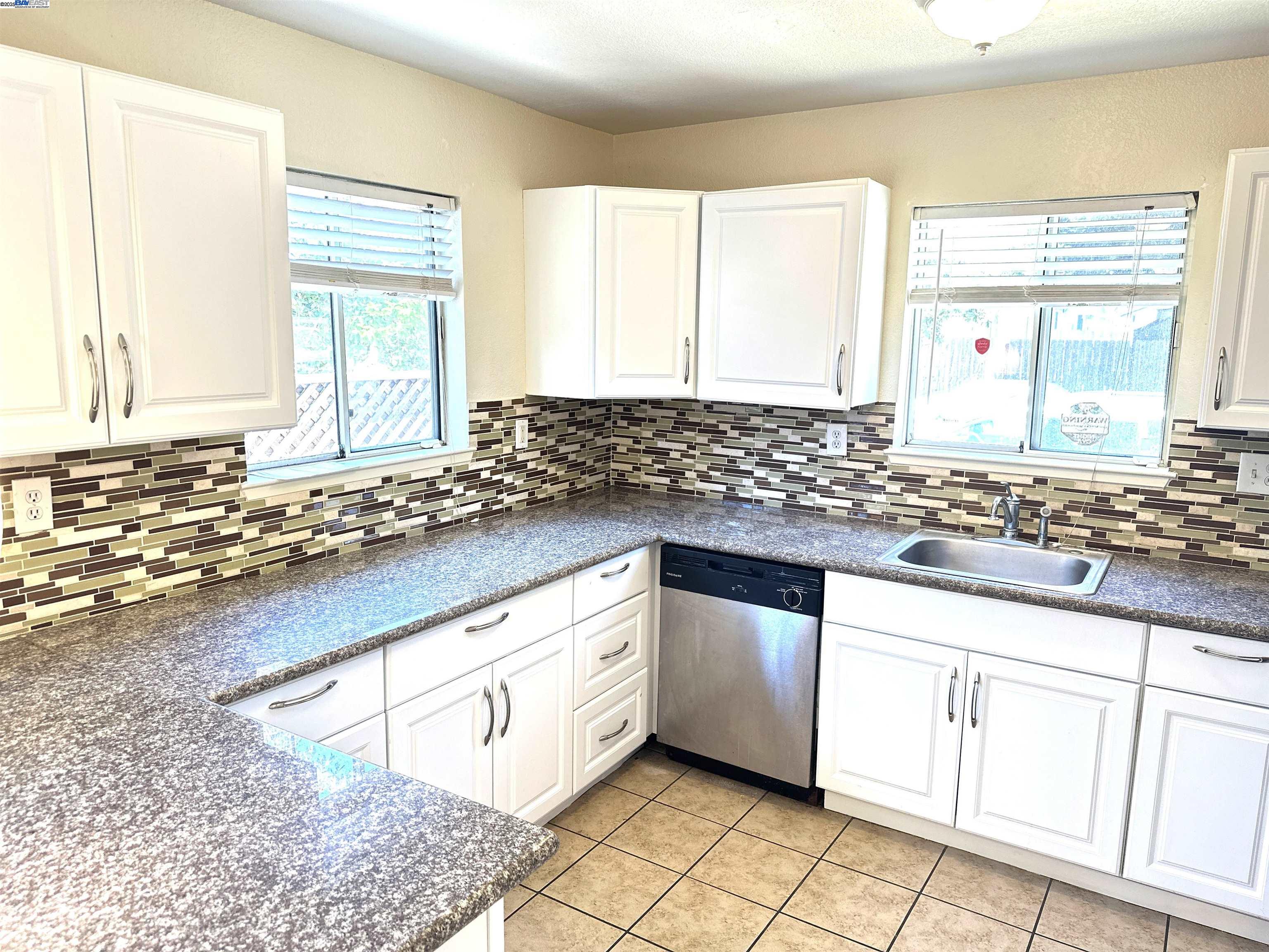 Detail Gallery Image 3 of 28 For 10580 Creekside, Oakland,  CA 94603 - 3 Beds | 2 Baths
