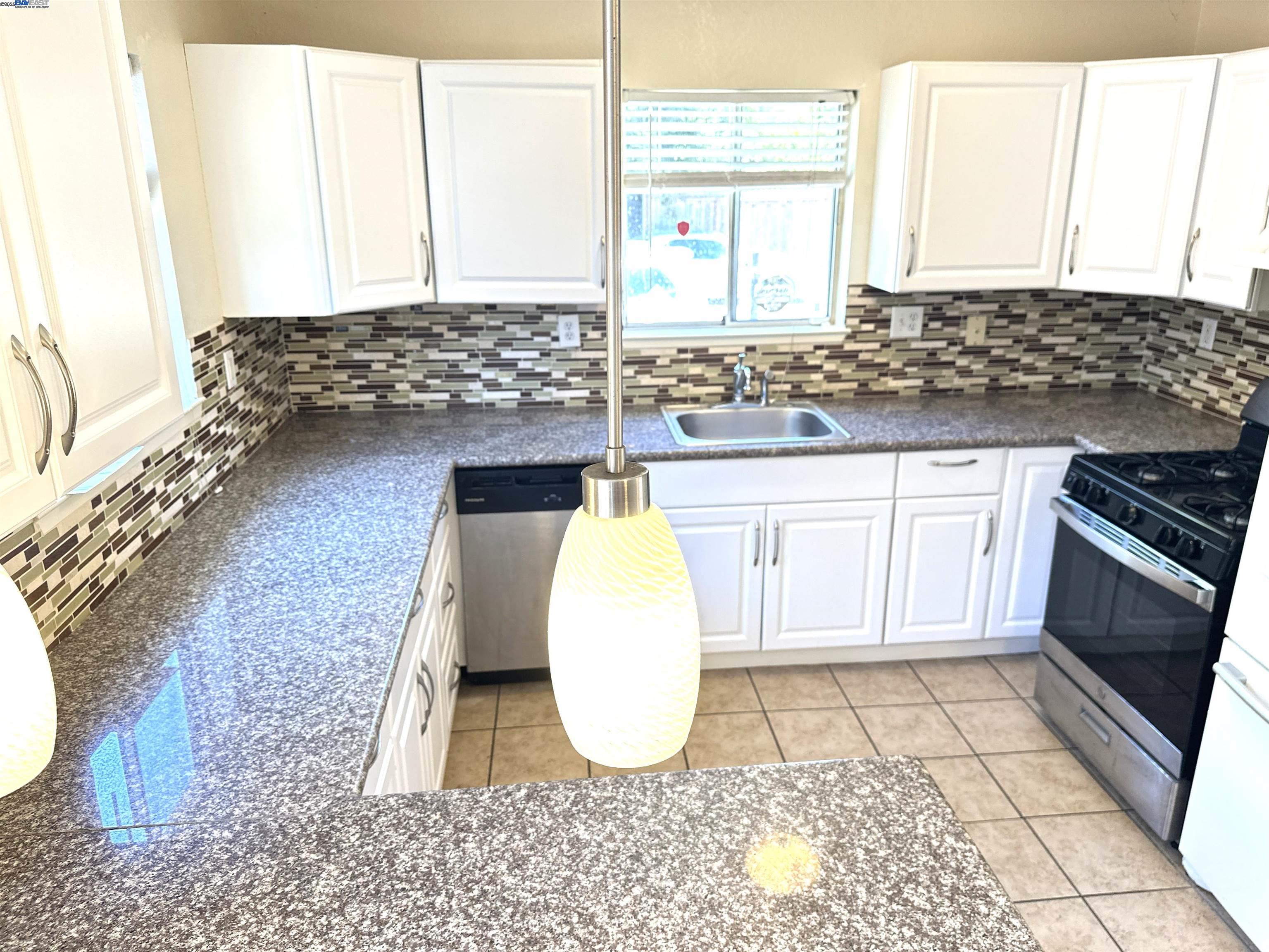 Detail Gallery Image 4 of 28 For 10580 Creekside, Oakland,  CA 94603 - 3 Beds | 2 Baths
