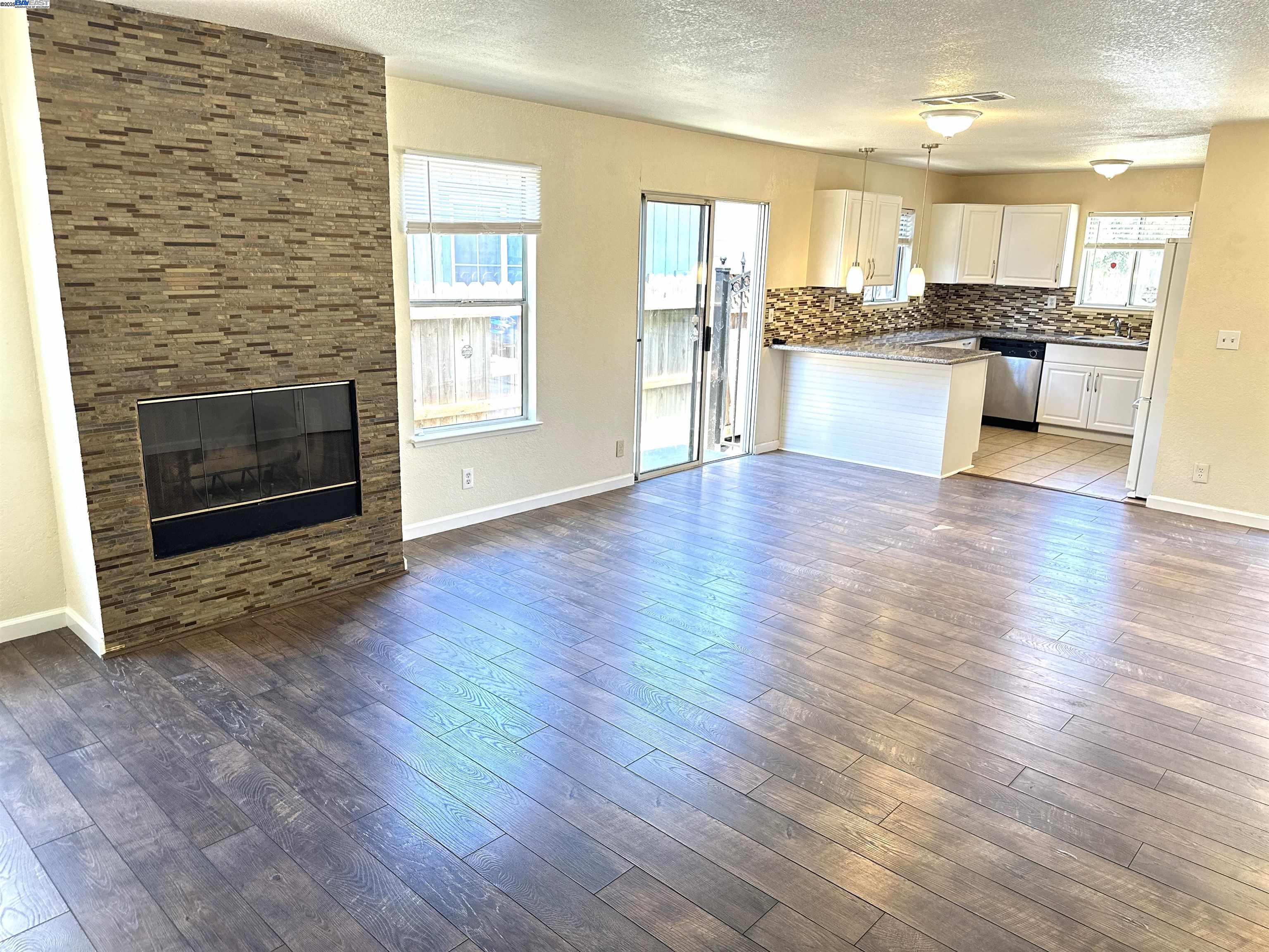 Detail Gallery Image 6 of 28 For 10580 Creekside, Oakland,  CA 94603 - 3 Beds | 2 Baths