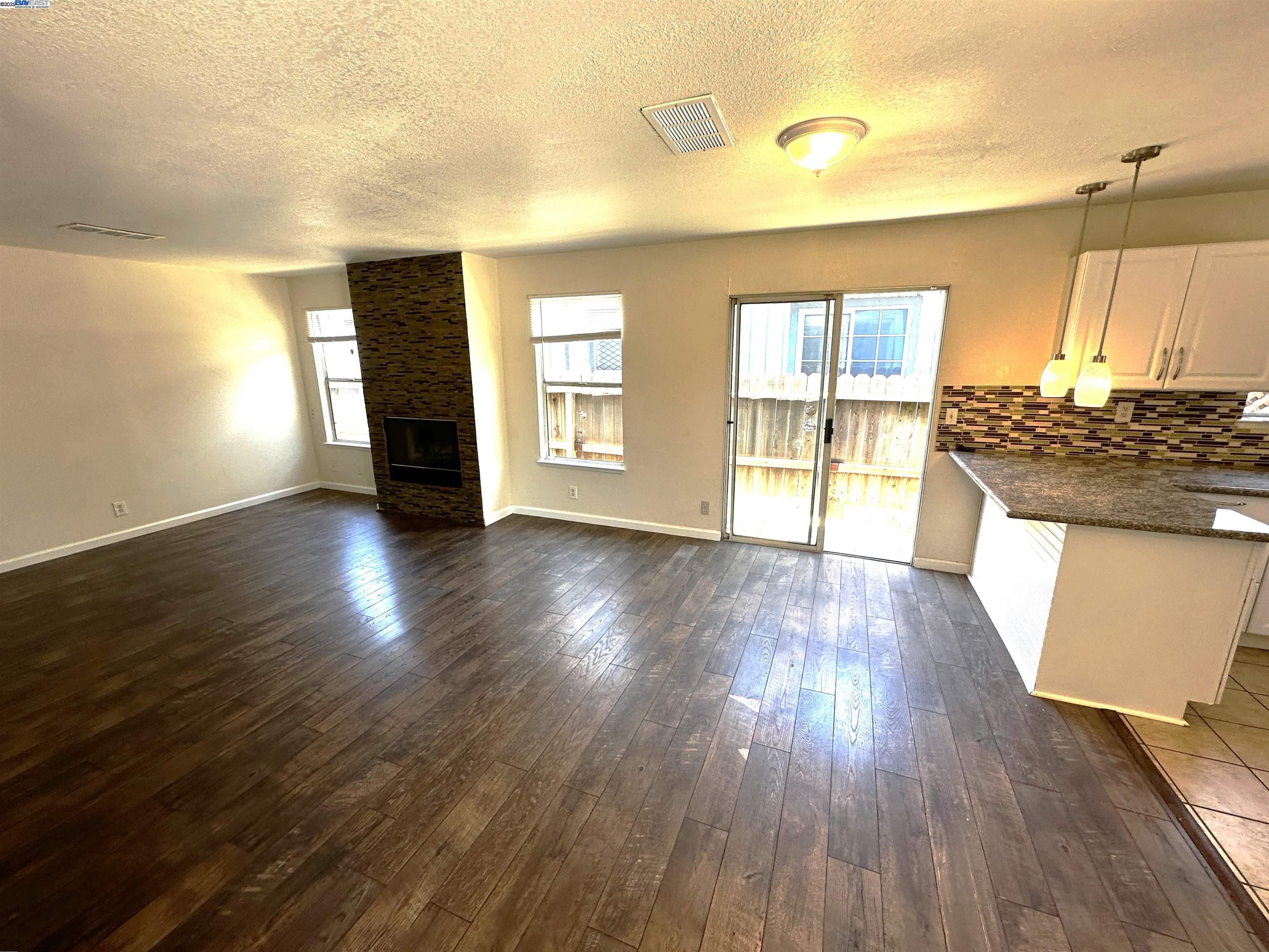 Detail Gallery Image 7 of 28 For 10580 Creekside, Oakland,  CA 94603 - 3 Beds | 2 Baths