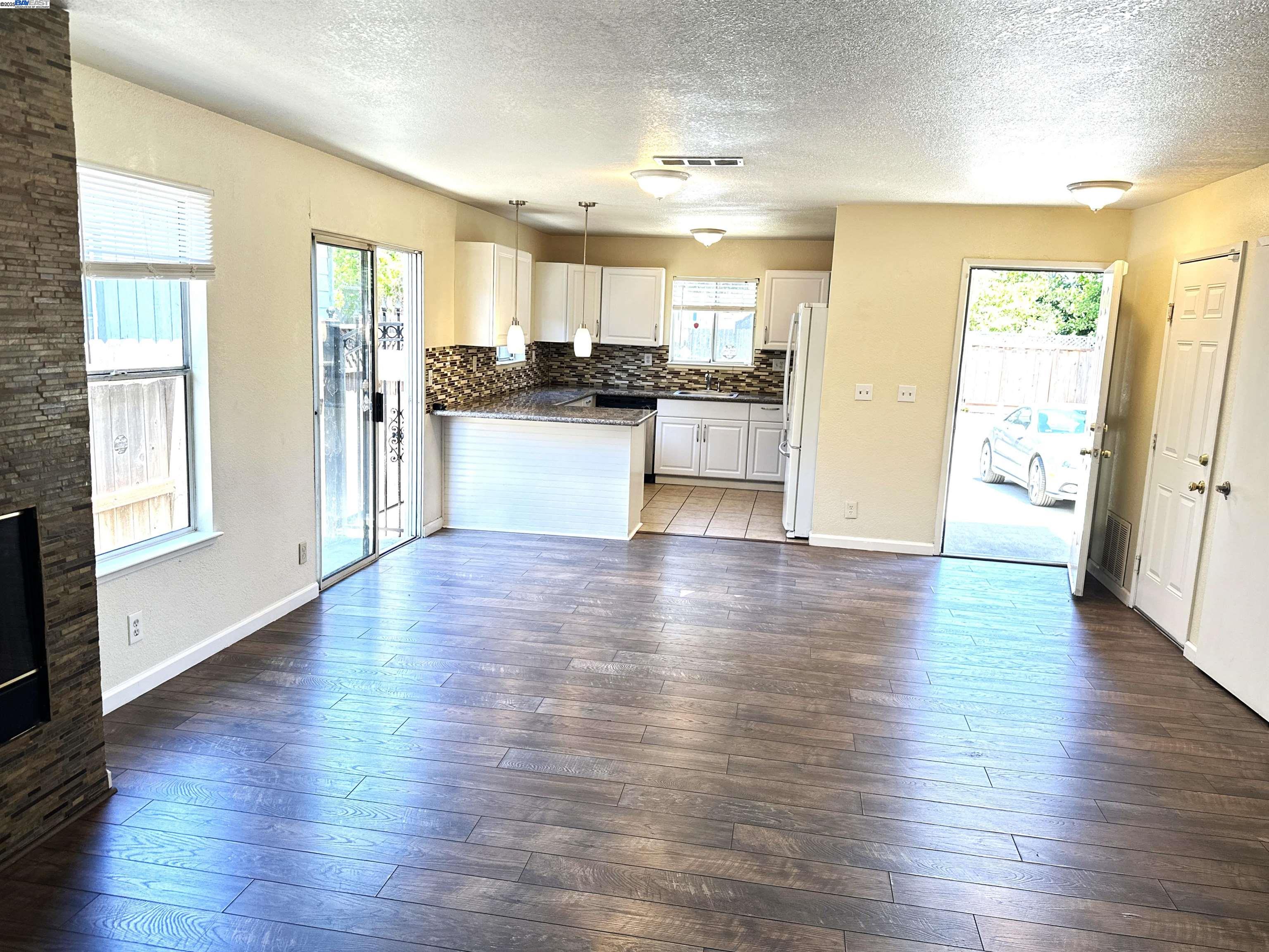 Detail Gallery Image 8 of 28 For 10580 Creekside, Oakland,  CA 94603 - 3 Beds | 2 Baths