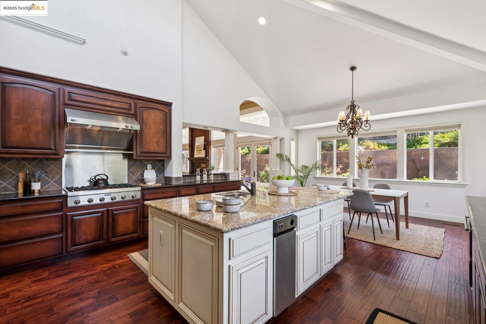 Detail Gallery Image 16 of 47 For 3244 Ridgeview Pl, Hayward,  CA 94541 - 5 Beds | 3/1 Baths
