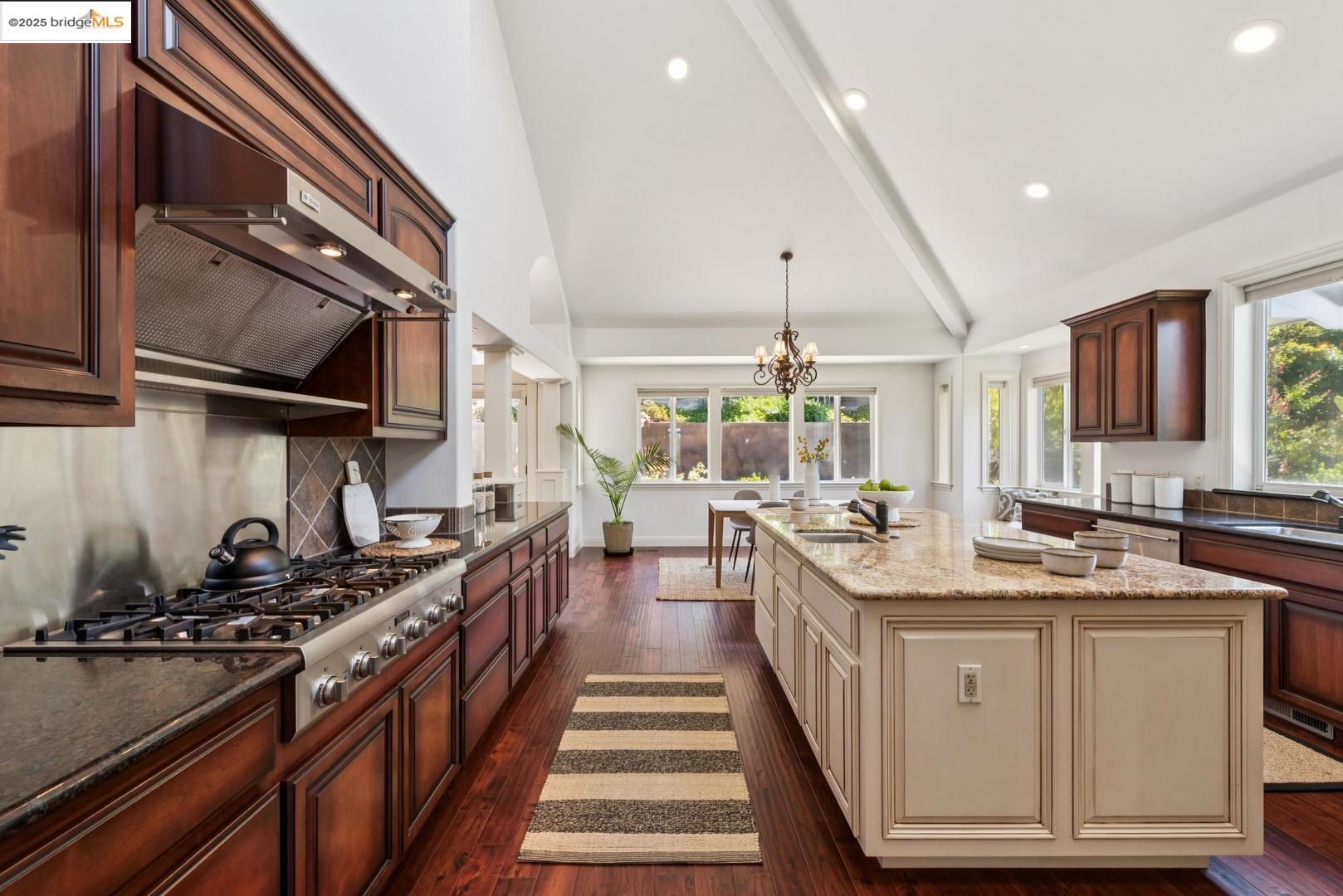 Detail Gallery Image 17 of 47 For 3244 Ridgeview Pl, Hayward,  CA 94541 - 5 Beds | 3/1 Baths