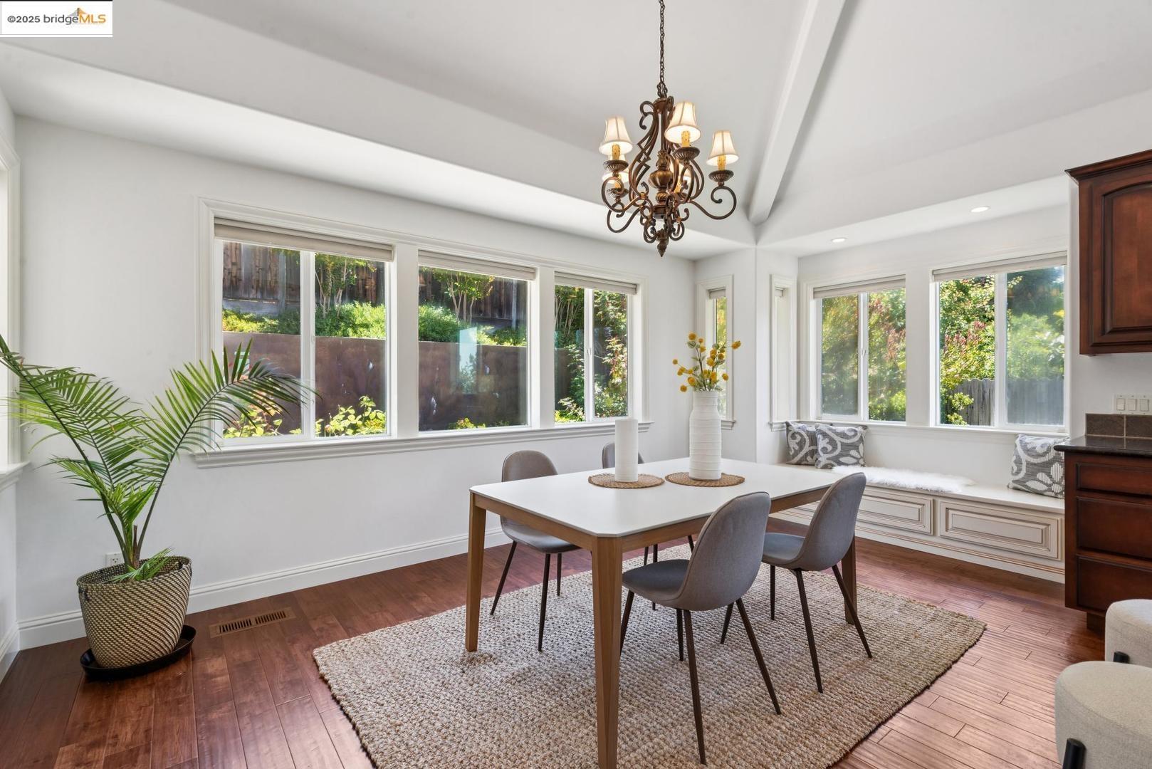 Detail Gallery Image 18 of 47 For 3244 Ridgeview Pl, Hayward,  CA 94541 - 5 Beds | 3/1 Baths