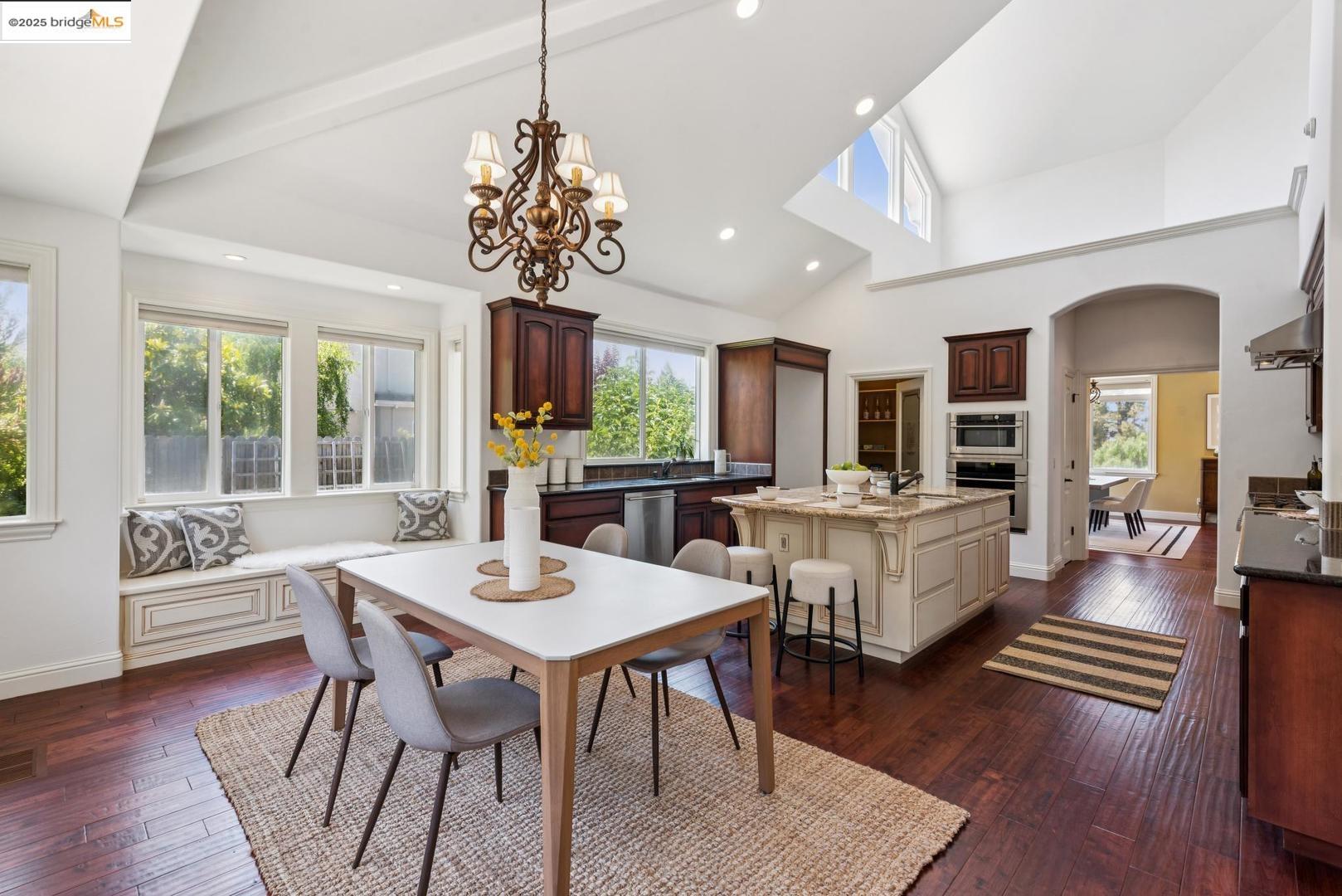 Detail Gallery Image 19 of 47 For 3244 Ridgeview Pl, Hayward,  CA 94541 - 5 Beds | 3/1 Baths
