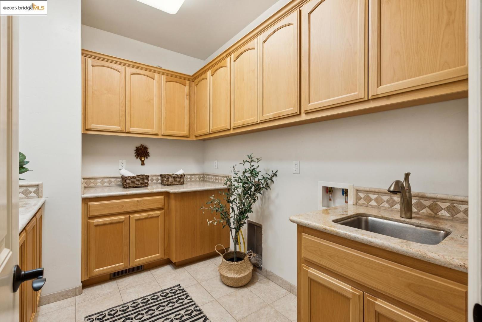 Detail Gallery Image 36 of 47 For 3244 Ridgeview Pl, Hayward,  CA 94541 - 5 Beds | 3/1 Baths