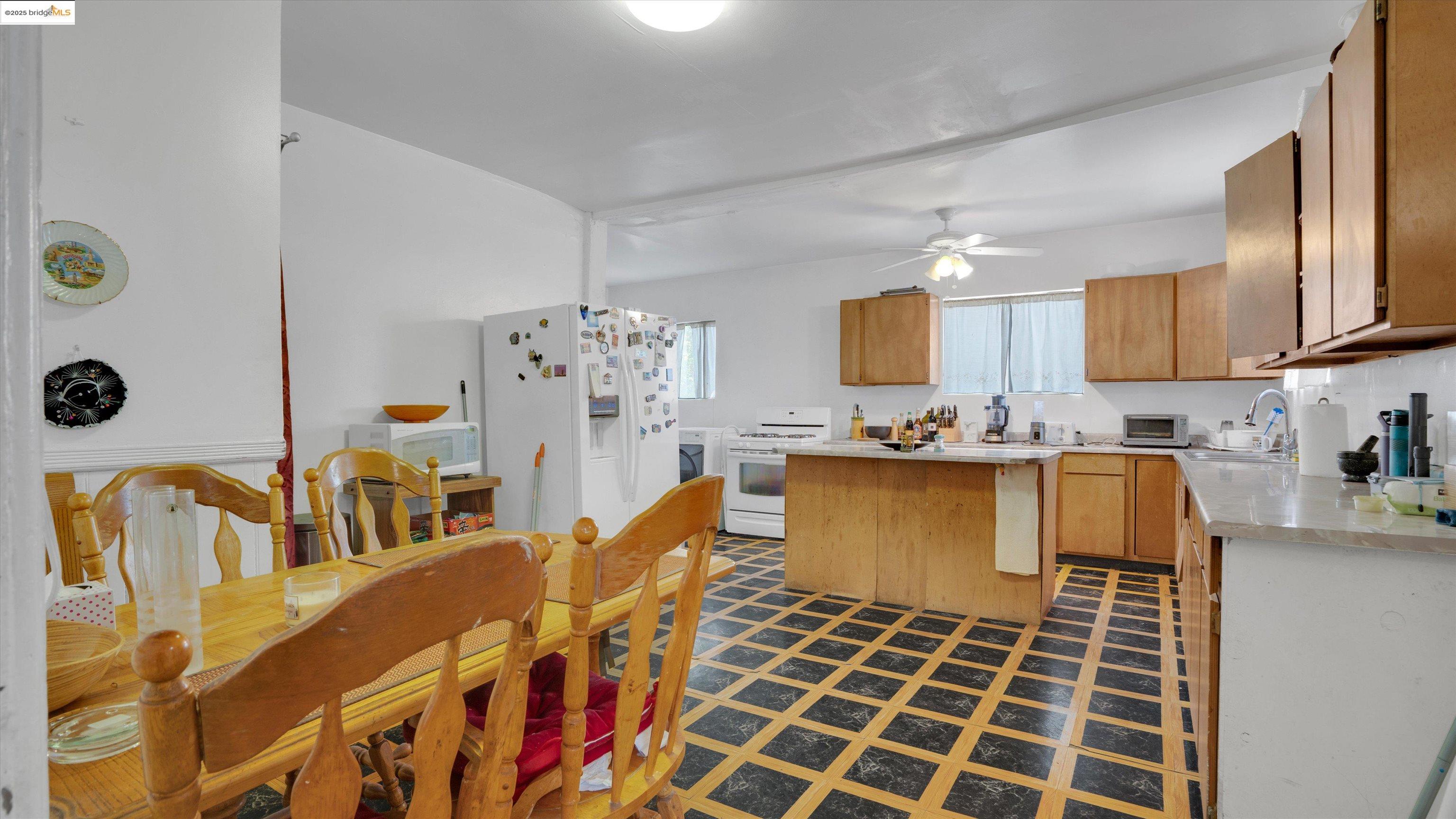 Detail Gallery Image 17 of 49 For 1071 59th St, Oakland,  CA 94608 - 3 Beds | 2 Baths