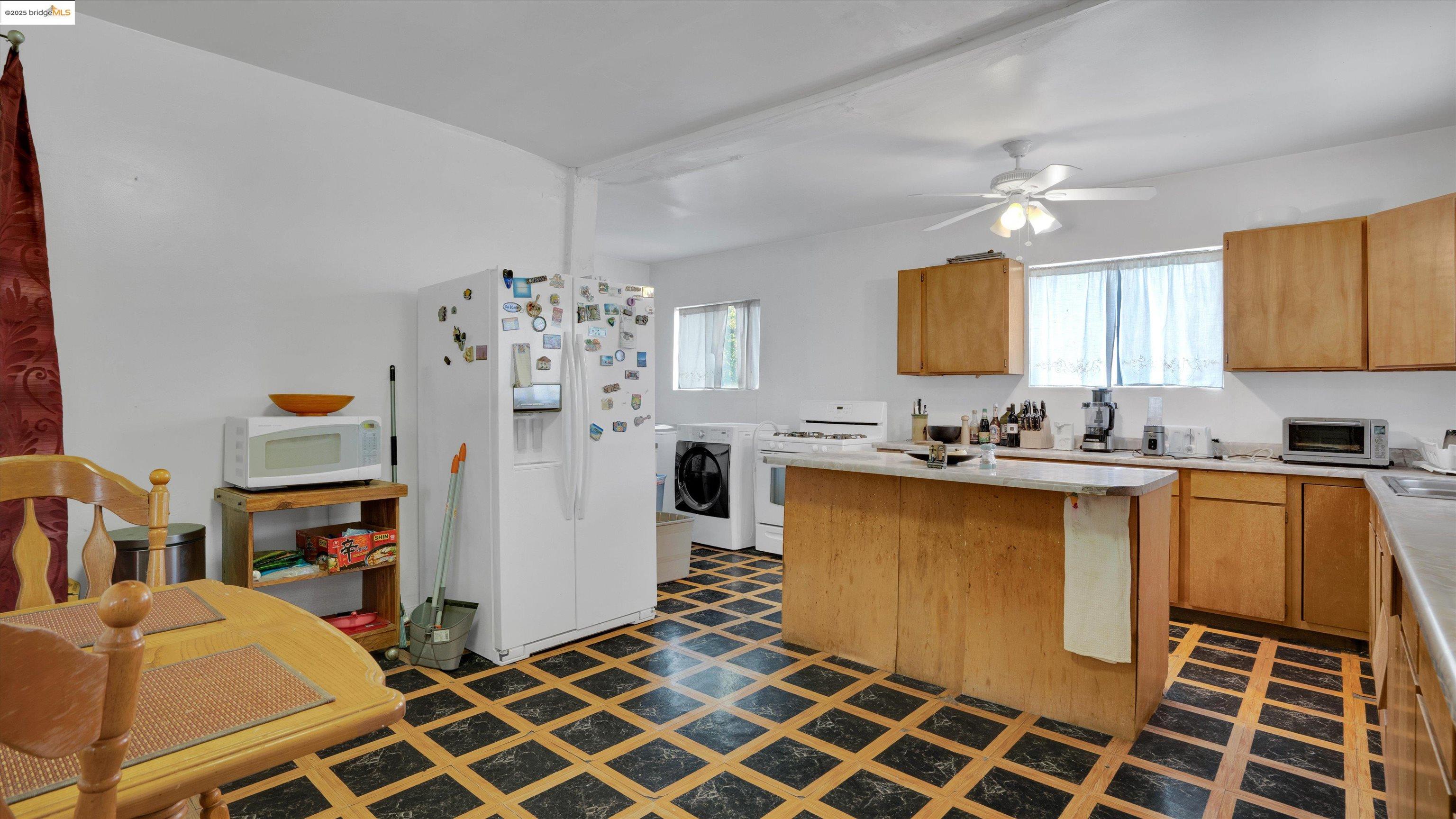 Detail Gallery Image 18 of 49 For 1071 59th St, Oakland,  CA 94608 - 3 Beds | 2 Baths