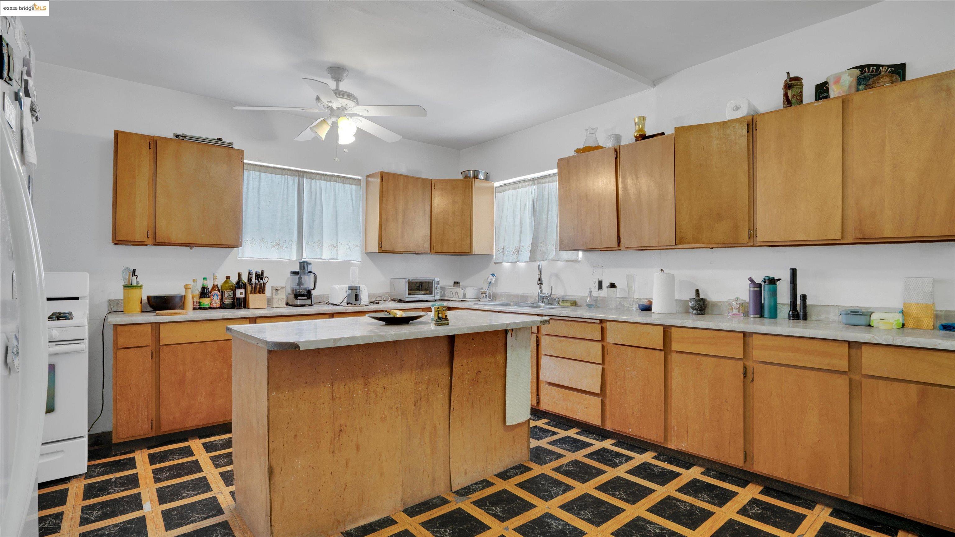 Detail Gallery Image 19 of 49 For 1071 59th St, Oakland,  CA 94608 - 3 Beds | 2 Baths