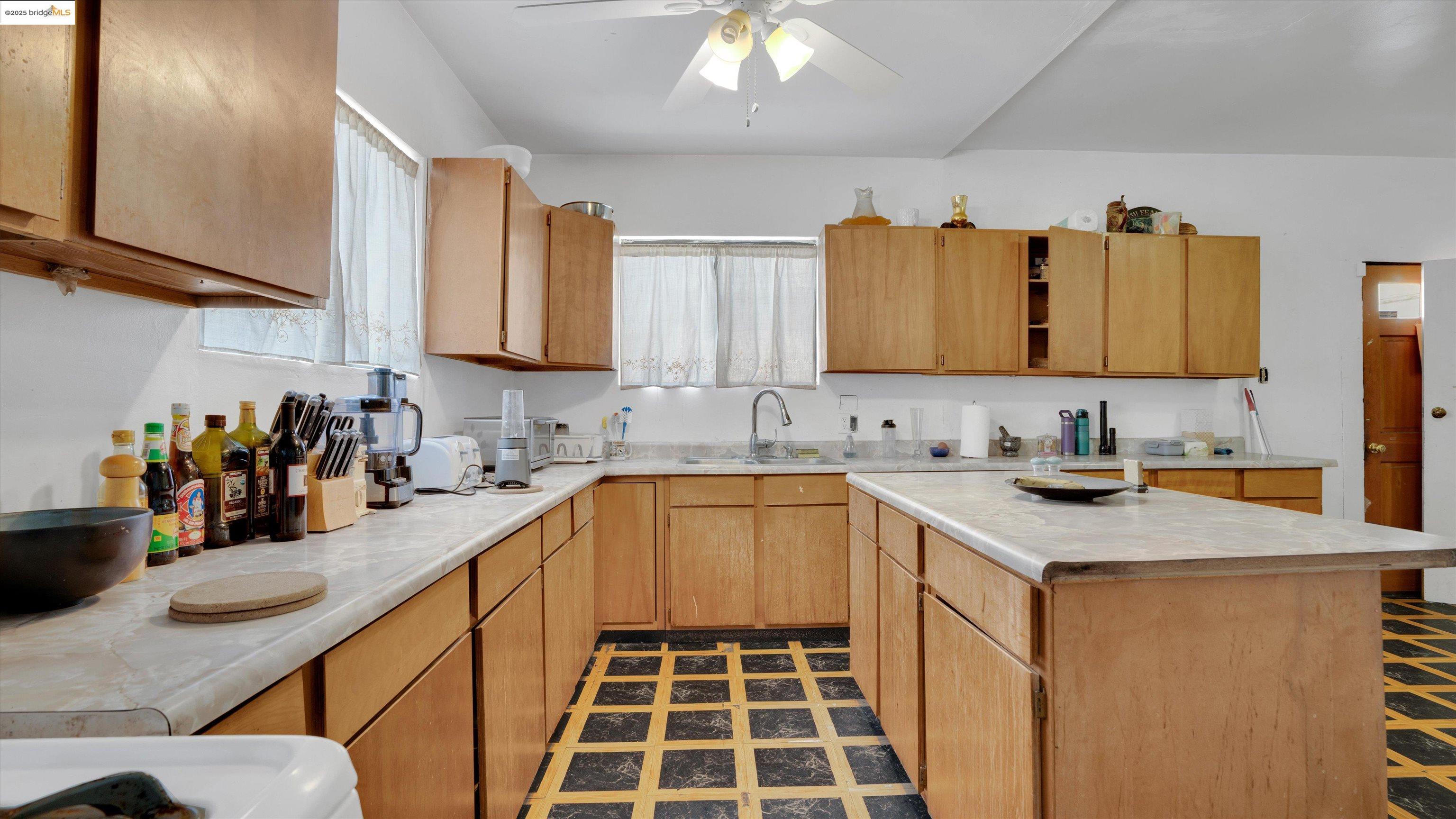 Detail Gallery Image 20 of 49 For 1071 59th St, Oakland,  CA 94608 - 3 Beds | 2 Baths