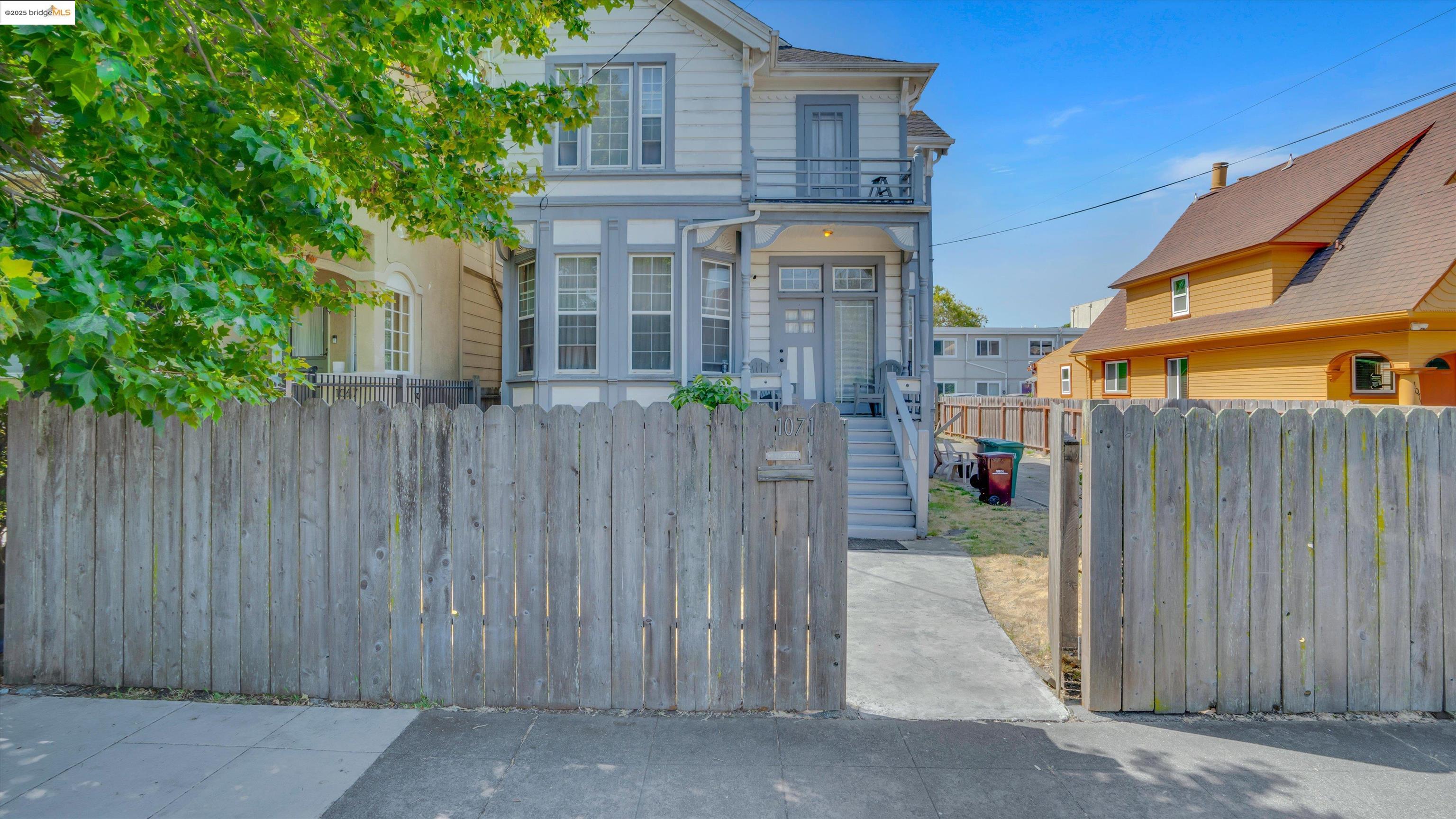 Detail Gallery Image 3 of 49 For 1071 59th St, Oakland,  CA 94608 - 3 Beds | 2 Baths