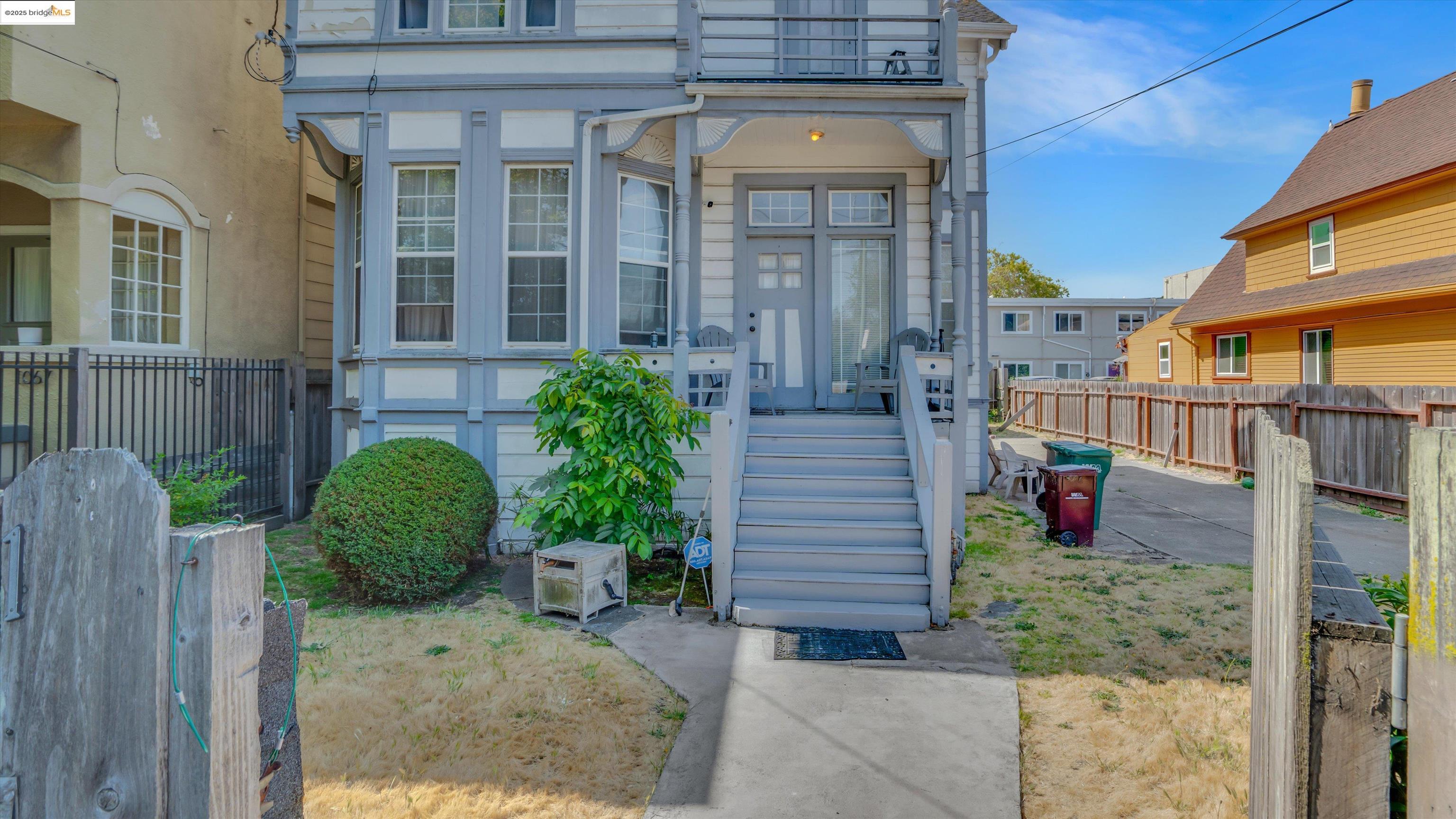 Detail Gallery Image 4 of 49 For 1071 59th St, Oakland,  CA 94608 - 3 Beds | 2 Baths