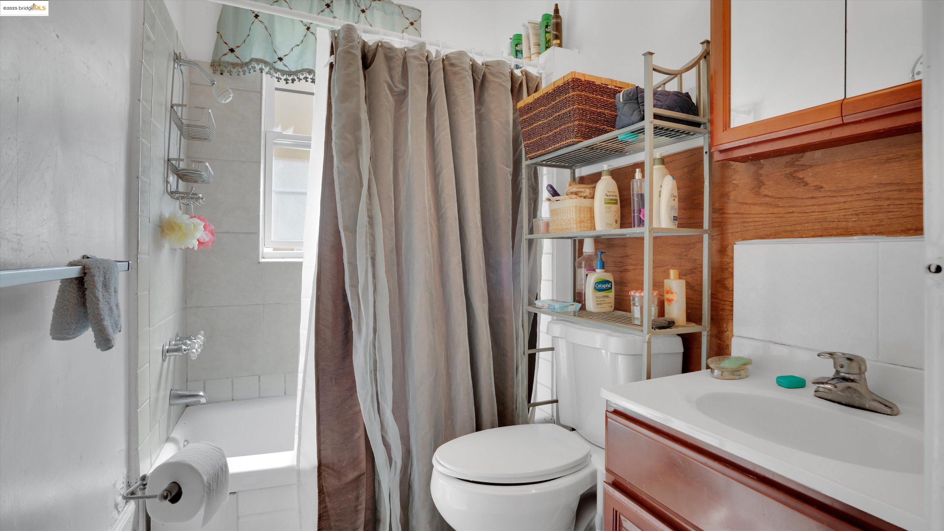 Detail Gallery Image 37 of 49 For 1071 59th St, Oakland,  CA 94608 - 3 Beds | 2 Baths