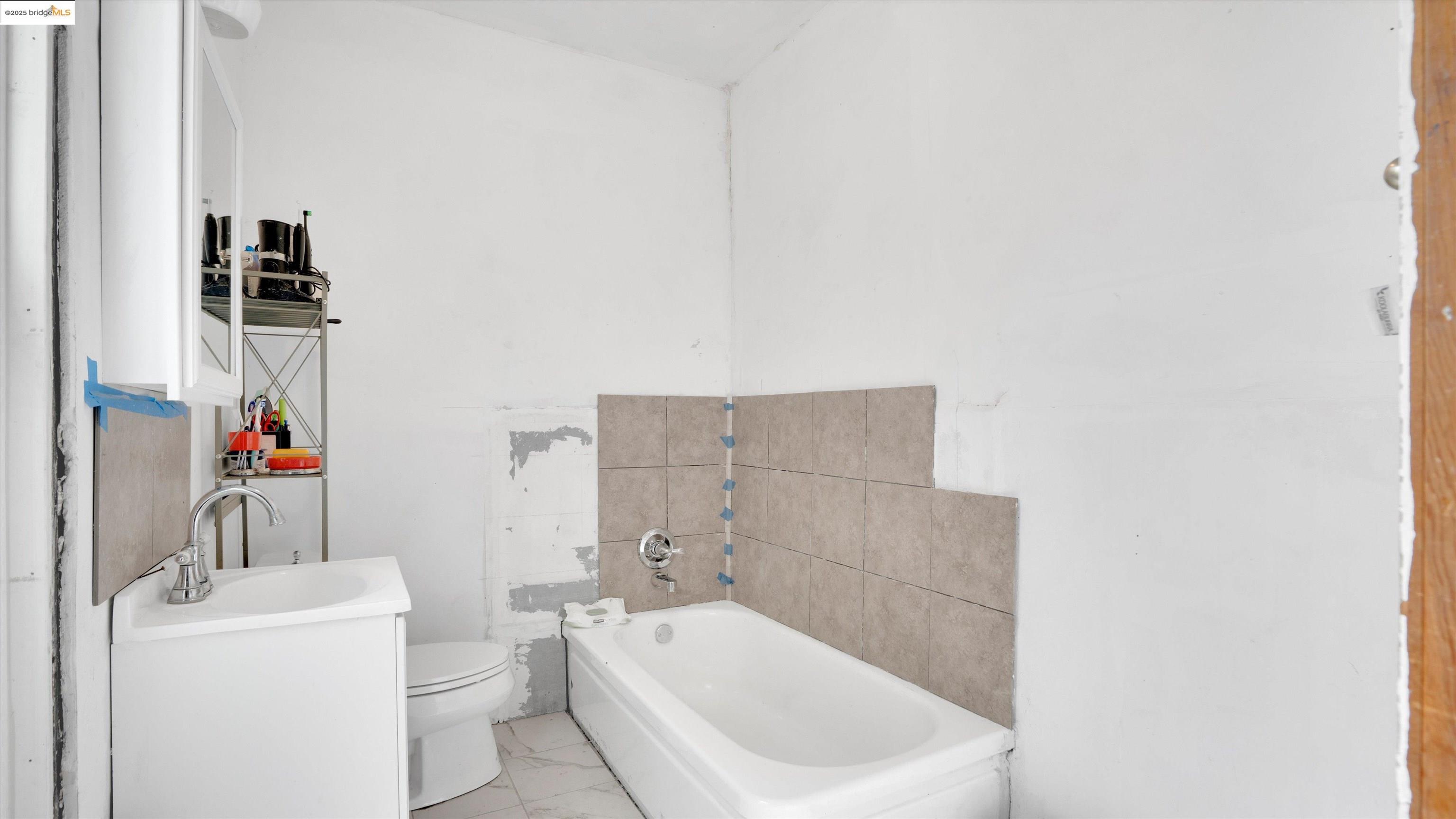 Detail Gallery Image 39 of 49 For 1071 59th St, Oakland,  CA 94608 - 3 Beds | 2 Baths