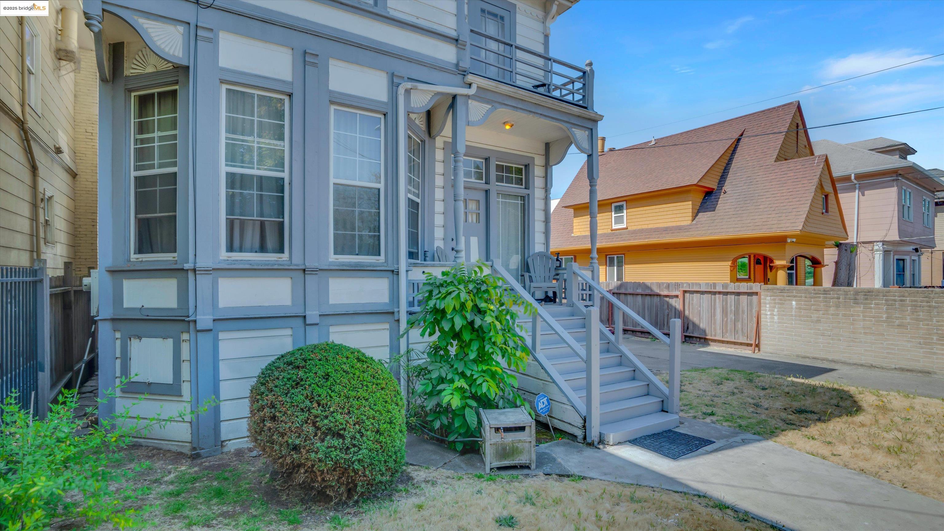 Detail Gallery Image 6 of 49 For 1071 59th St, Oakland,  CA 94608 - 3 Beds | 2 Baths