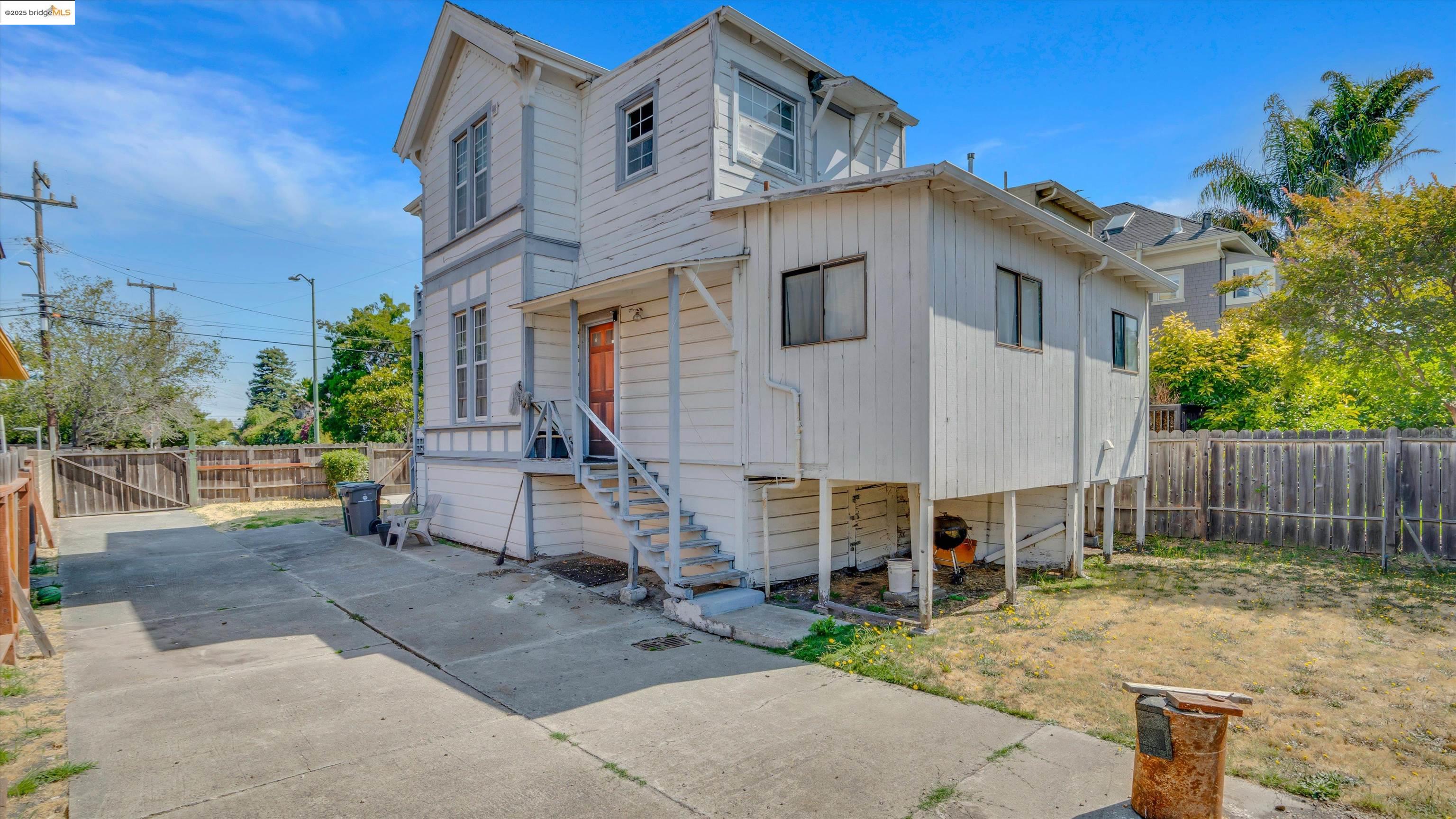 Detail Gallery Image 7 of 49 For 1071 59th St, Oakland,  CA 94608 - 3 Beds | 2 Baths