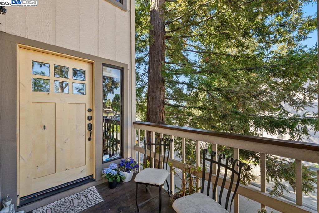 Detail Gallery Image 2 of 33 For 1112 Holmes Way, Hayward,  CA 94541 - 2 Beds | 2/1 Baths