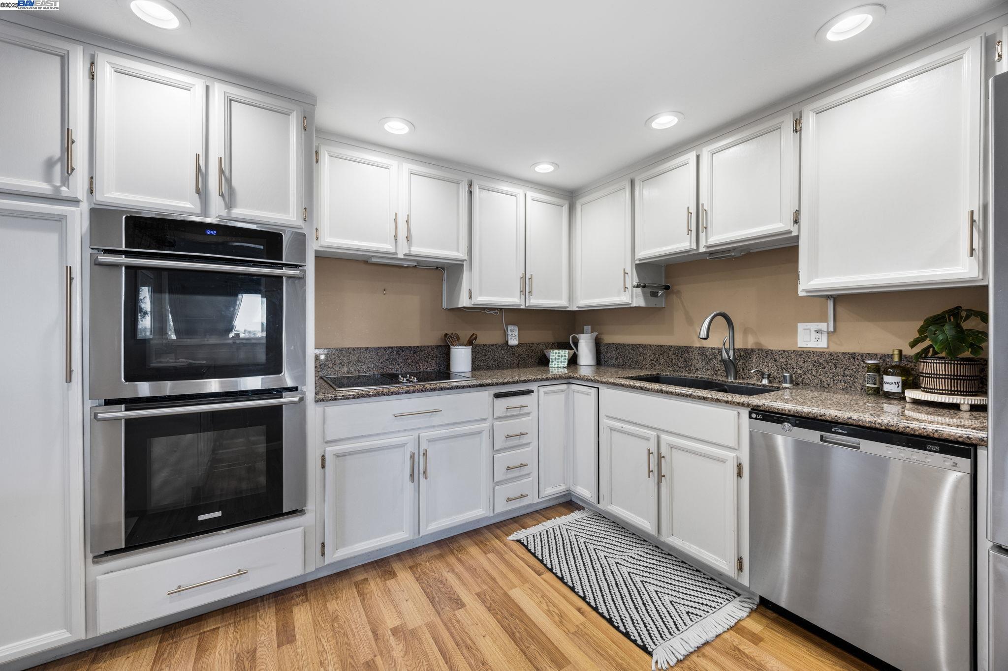 Detail Gallery Image 16 of 33 For 1112 Holmes Way, Hayward,  CA 94541 - 2 Beds | 2/1 Baths