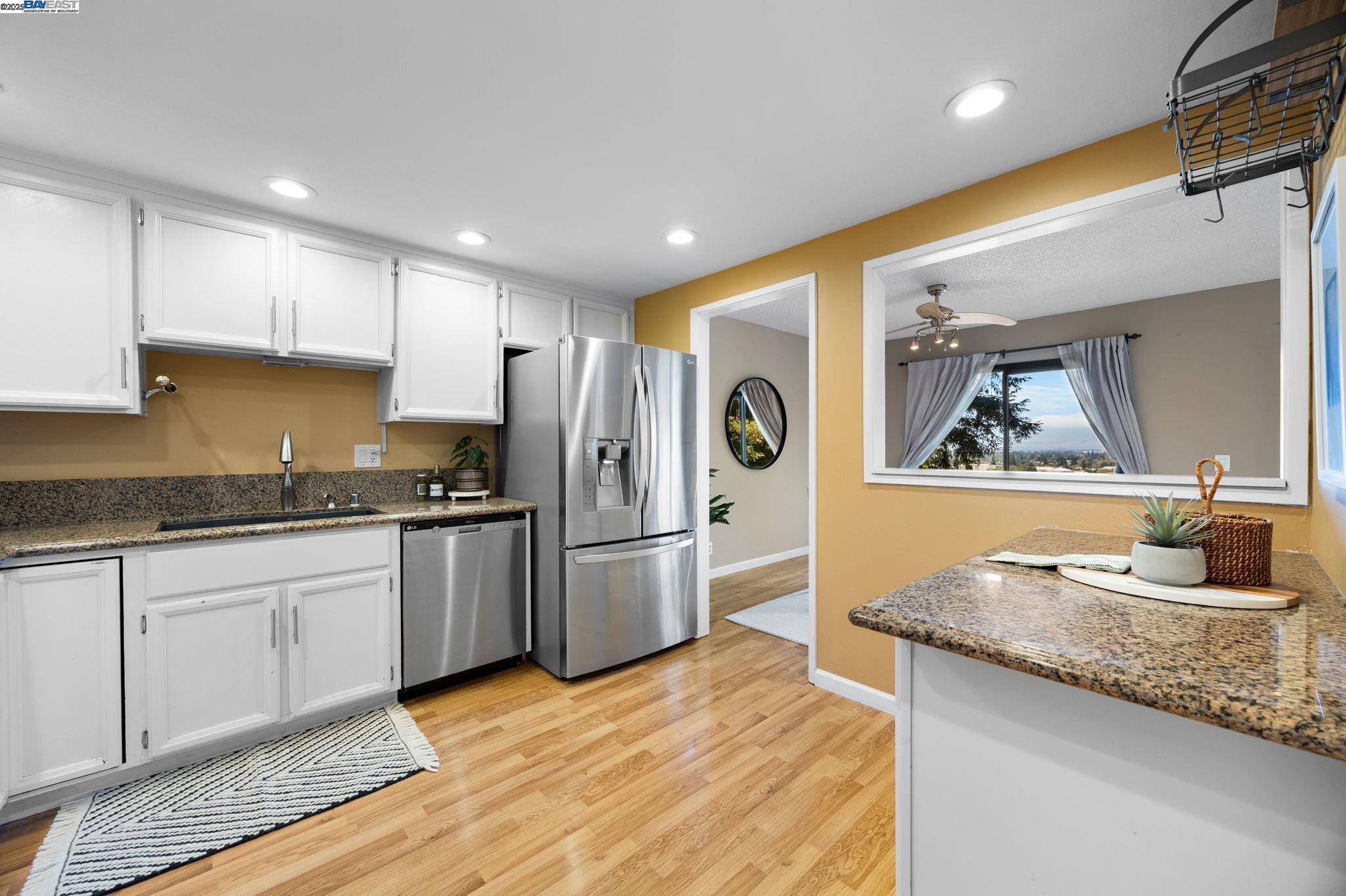 Detail Gallery Image 19 of 33 For 1112 Holmes Way, Hayward,  CA 94541 - 2 Beds | 2/1 Baths