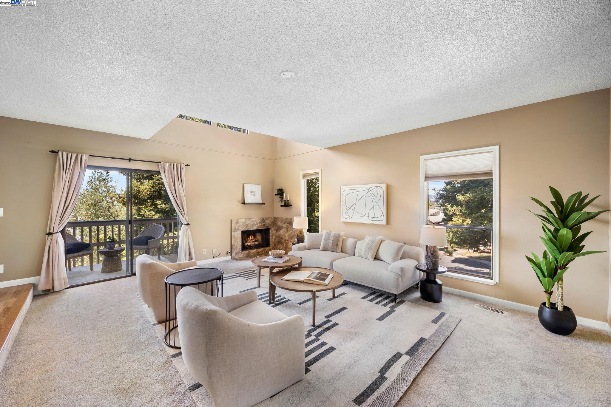 Detail Gallery Image 3 of 33 For 1112 Holmes Way, Hayward,  CA 94541 - 2 Beds | 2/1 Baths