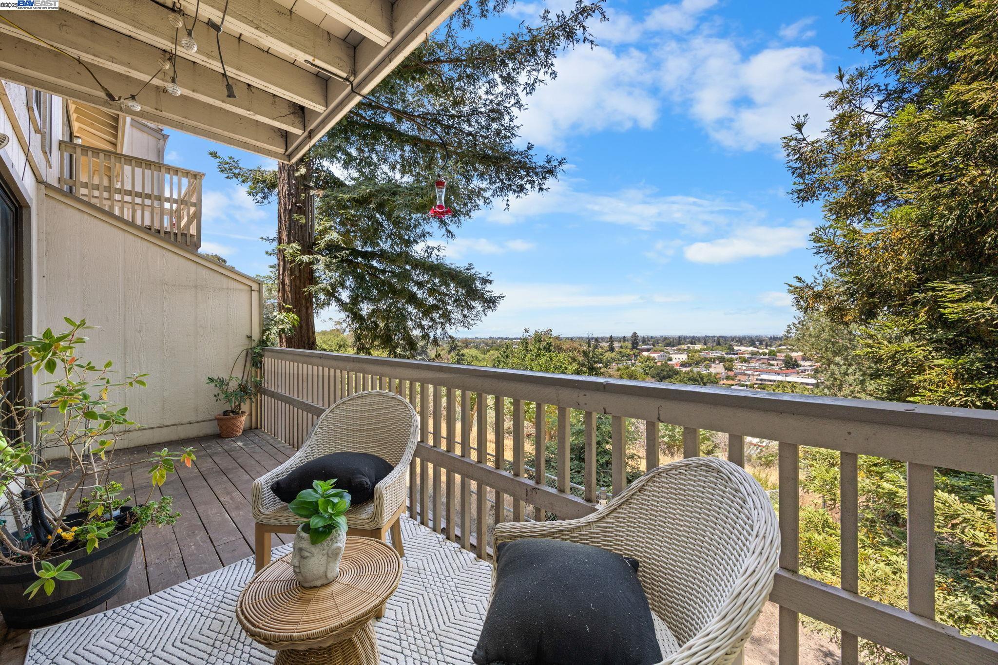 Detail Gallery Image 5 of 33 For 1112 Holmes Way, Hayward,  CA 94541 - 2 Beds | 2/1 Baths