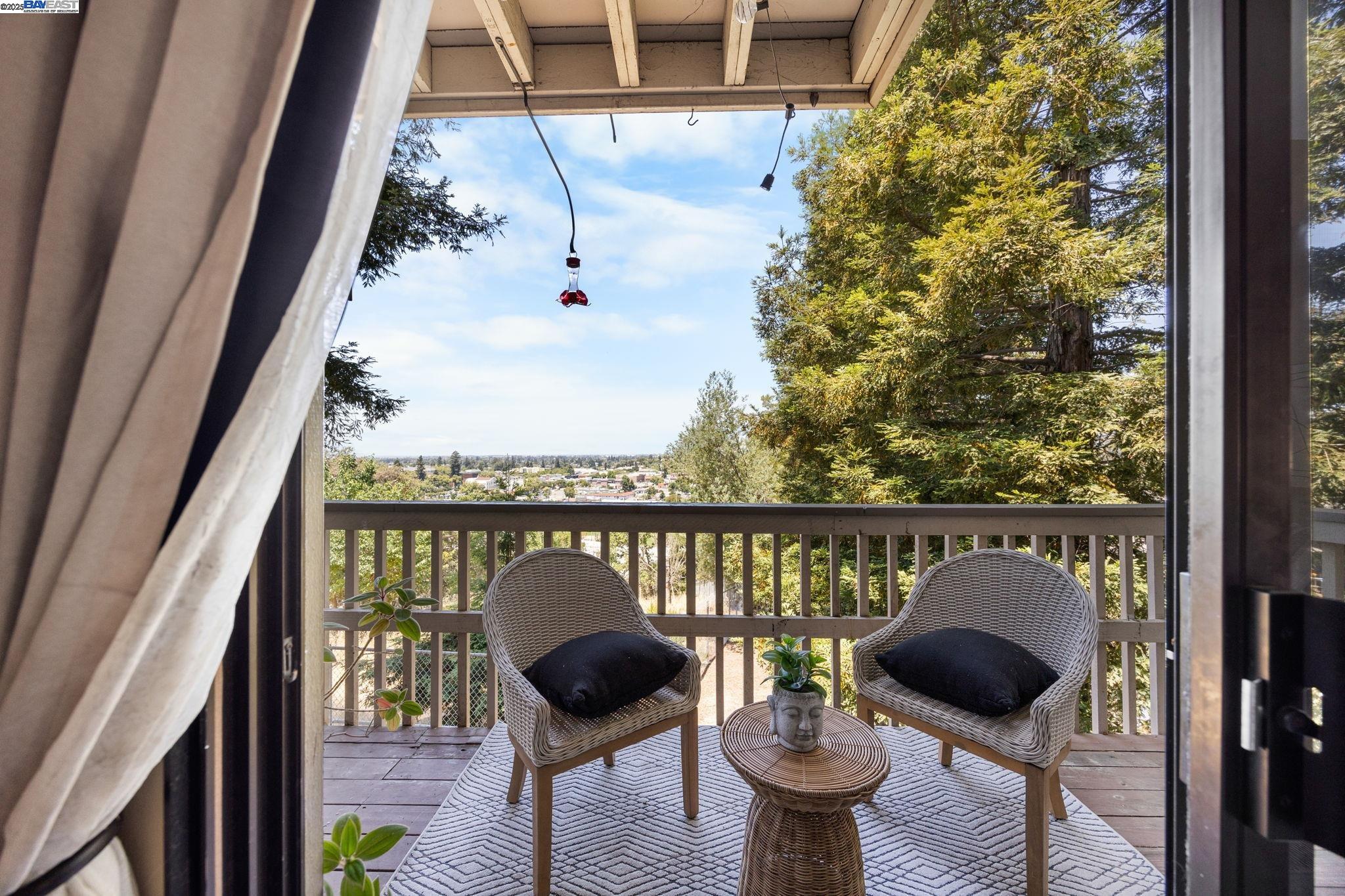 Detail Gallery Image 6 of 33 For 1112 Holmes Way, Hayward,  CA 94541 - 2 Beds | 2/1 Baths