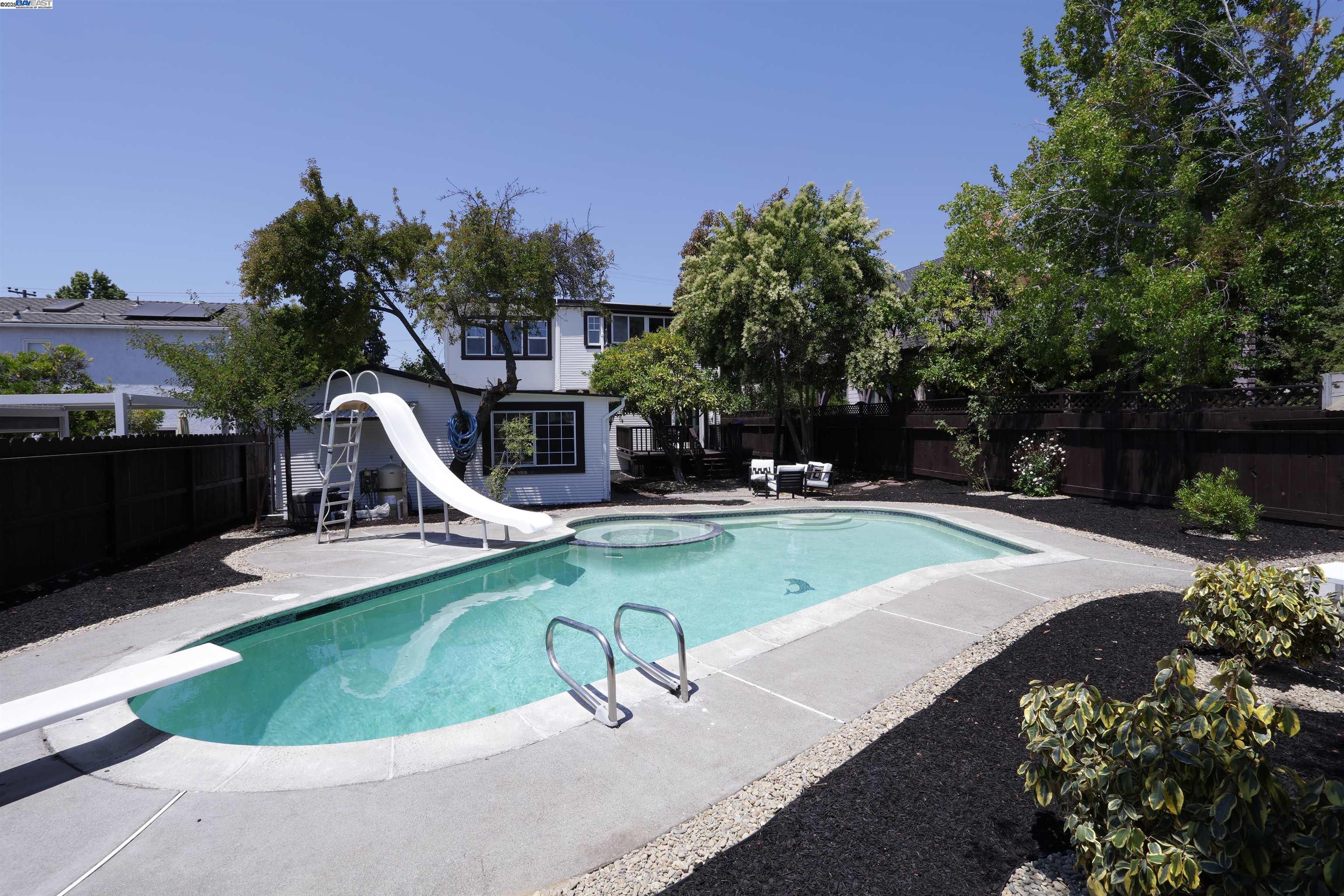Detail Gallery Image 3 of 36 For 851 Estudillo Ave, San Leandro,  CA 94577 - 4 Beds | 3/1 Baths