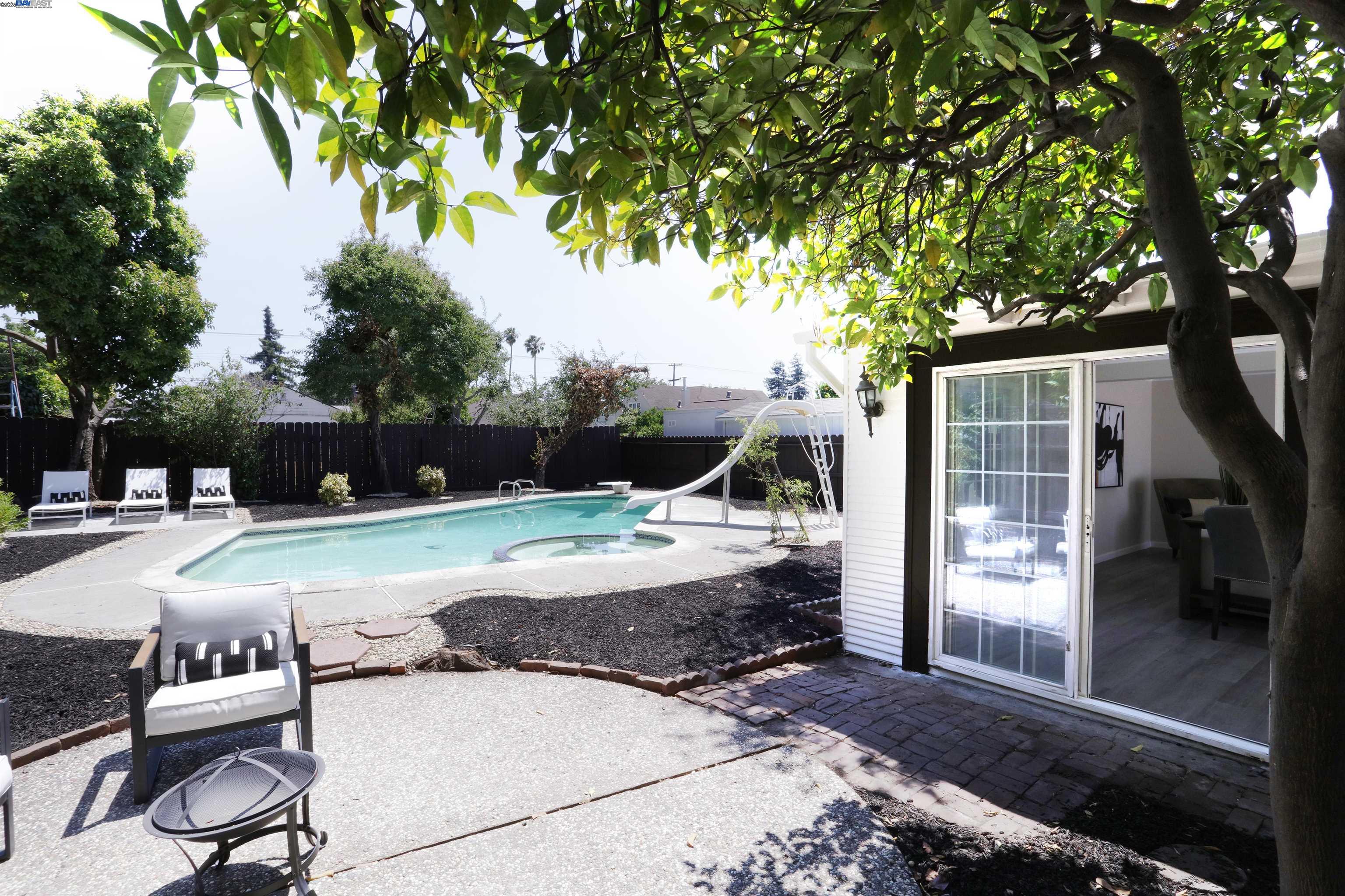 Detail Gallery Image 4 of 36 For 851 Estudillo Ave, San Leandro,  CA 94577 - 4 Beds | 3/1 Baths