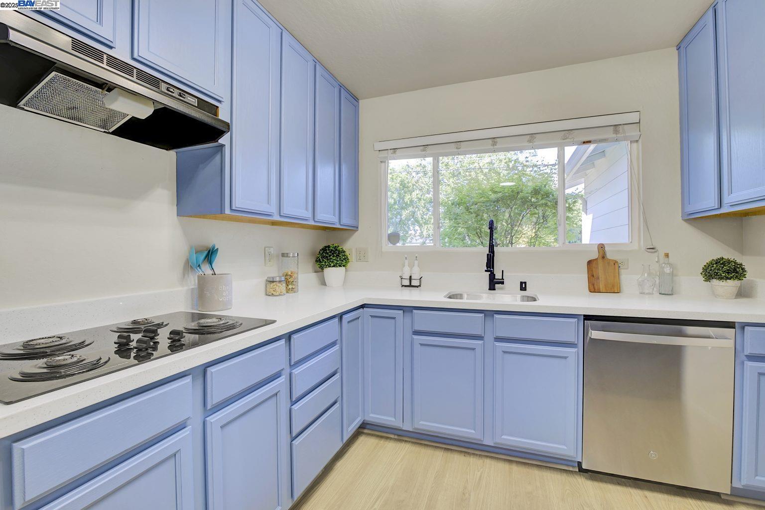 Detail Gallery Image 8 of 43 For 4022 Wilson Ln, Concord,  CA 94521 - 4 Beds | 2 Baths