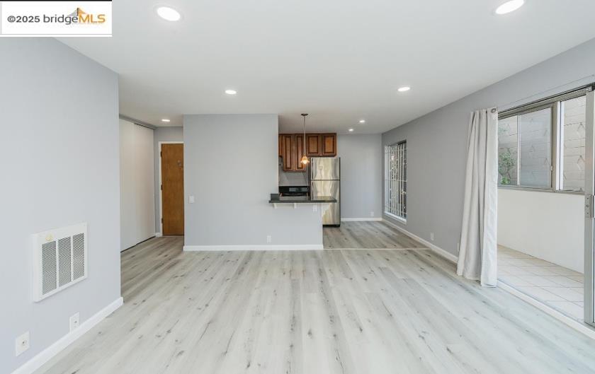 Detail Gallery Image 2 of 10 For 4099 Howe St, Oakland,  CA 94611 - 2 Beds | 1 Baths