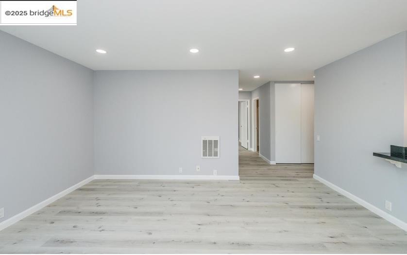 Detail Gallery Image 3 of 10 For 4099 Howe St, Oakland,  CA 94611 - 2 Beds | 1 Baths