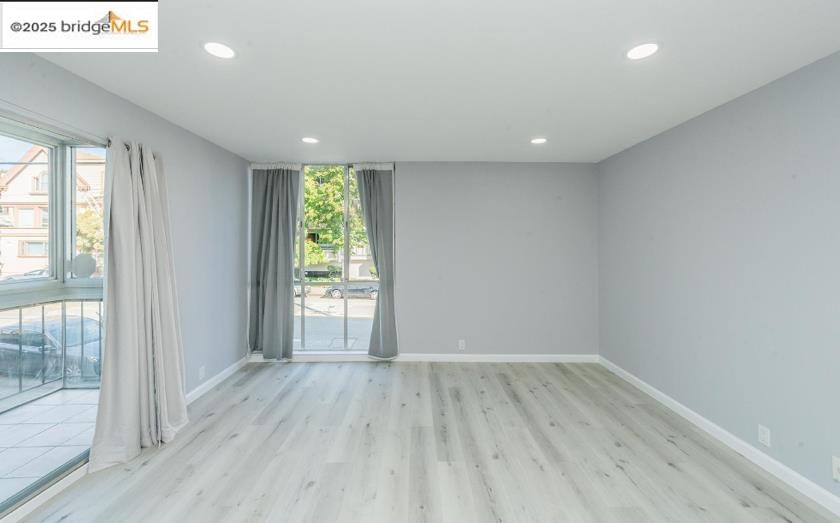 Detail Gallery Image 4 of 10 For 4099 Howe St, Oakland,  CA 94611 - 2 Beds | 1 Baths
