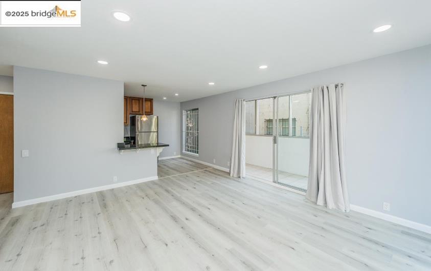 Detail Gallery Image 5 of 10 For 4099 Howe St, Oakland,  CA 94611 - 2 Beds | 1 Baths