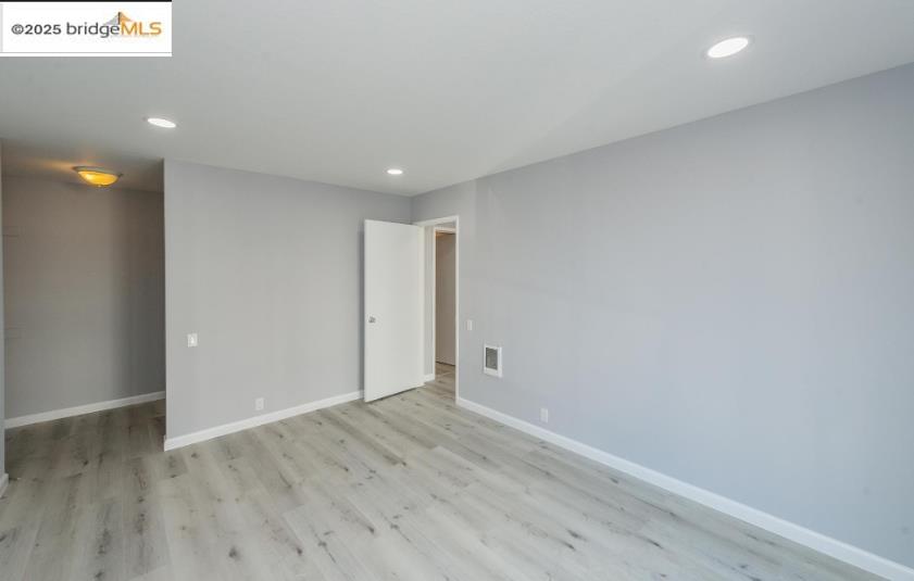 Detail Gallery Image 7 of 10 For 4099 Howe St, Oakland,  CA 94611 - 2 Beds | 1 Baths
