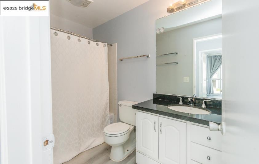Detail Gallery Image 9 of 10 For 4099 Howe St, Oakland,  CA 94611 - 2 Beds | 1 Baths