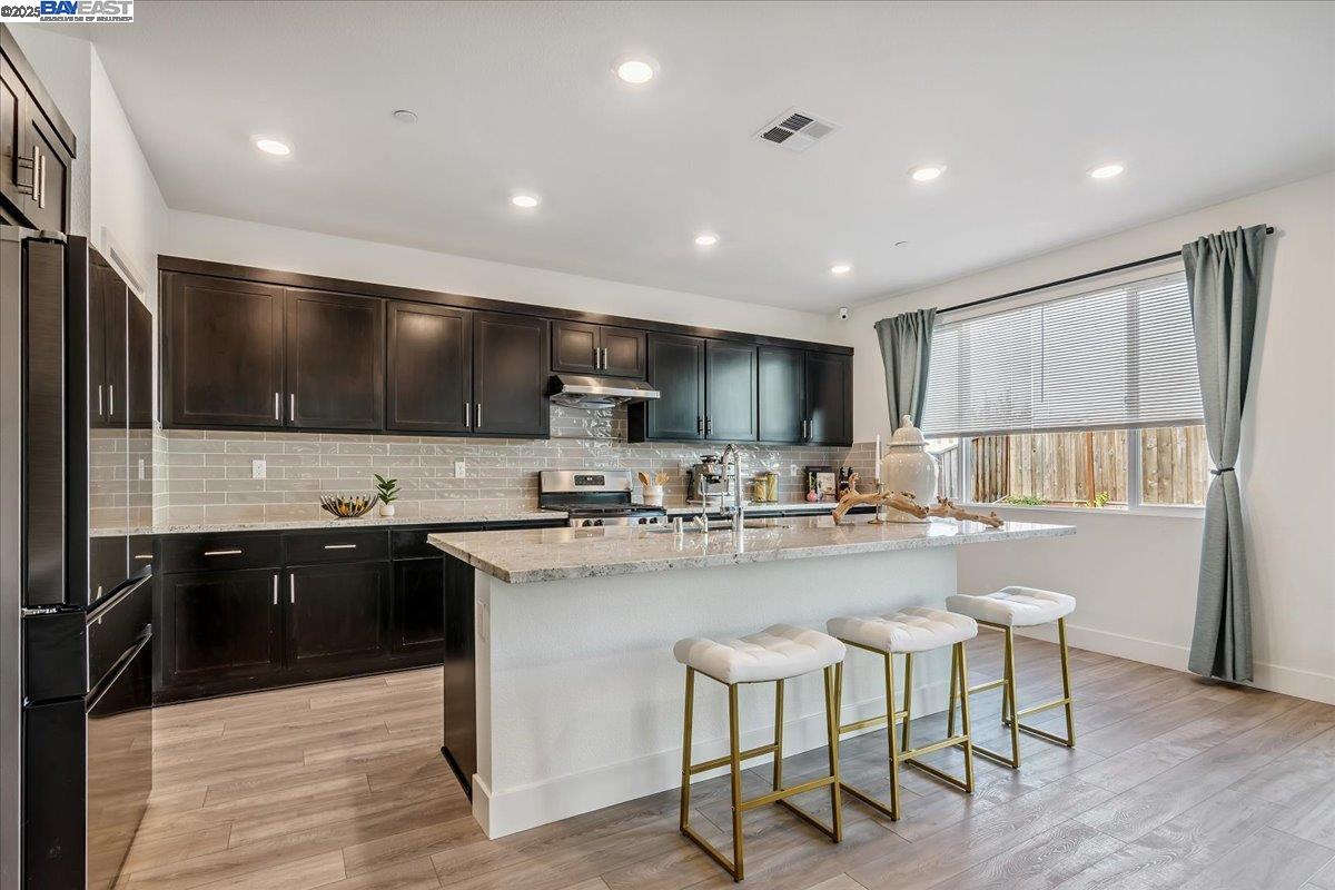 Detail Gallery Image 1 of 36 For 5360 Trimonti Cir, Antioch,  CA 94531 - 5 Beds | 3/1 Baths