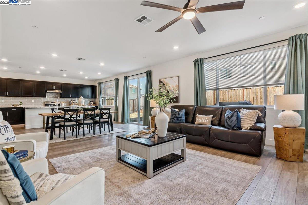 Detail Gallery Image 12 of 36 For 5360 Trimonti Cir, Antioch,  CA 94531 - 5 Beds | 3/1 Baths