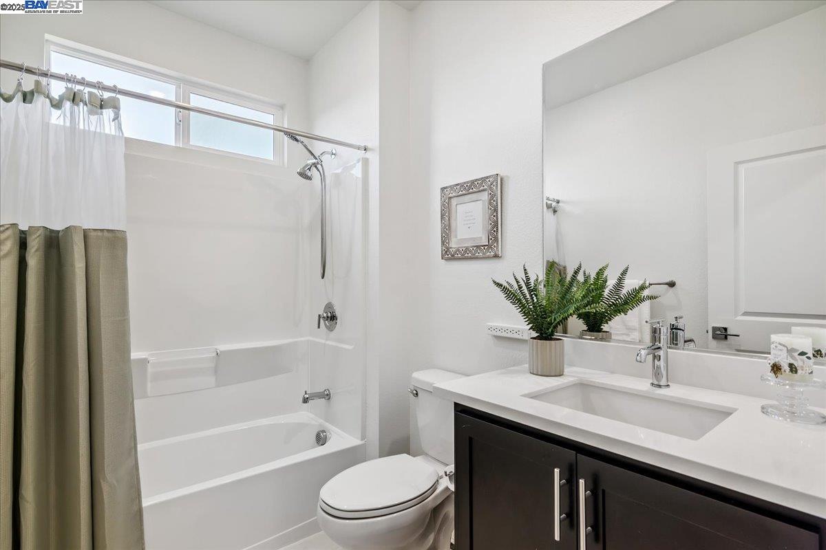 Detail Gallery Image 13 of 36 For 5360 Trimonti Cir, Antioch,  CA 94531 - 5 Beds | 3/1 Baths