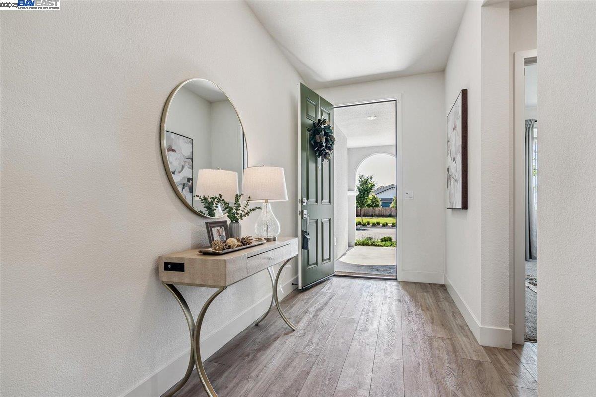 Detail Gallery Image 5 of 36 For 5360 Trimonti Cir, Antioch,  CA 94531 - 5 Beds | 3/1 Baths