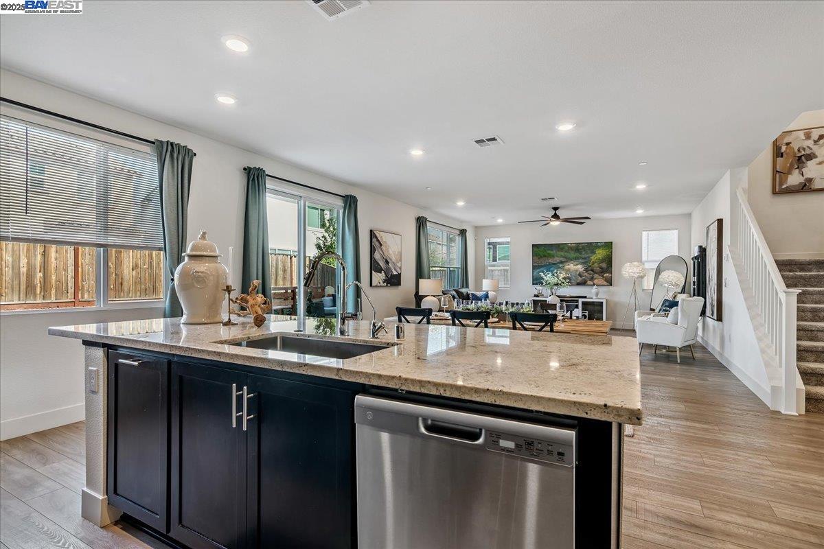 Detail Gallery Image 10 of 36 For 5360 Trimonti Cir, Antioch,  CA 94531 - 5 Beds | 3/1 Baths