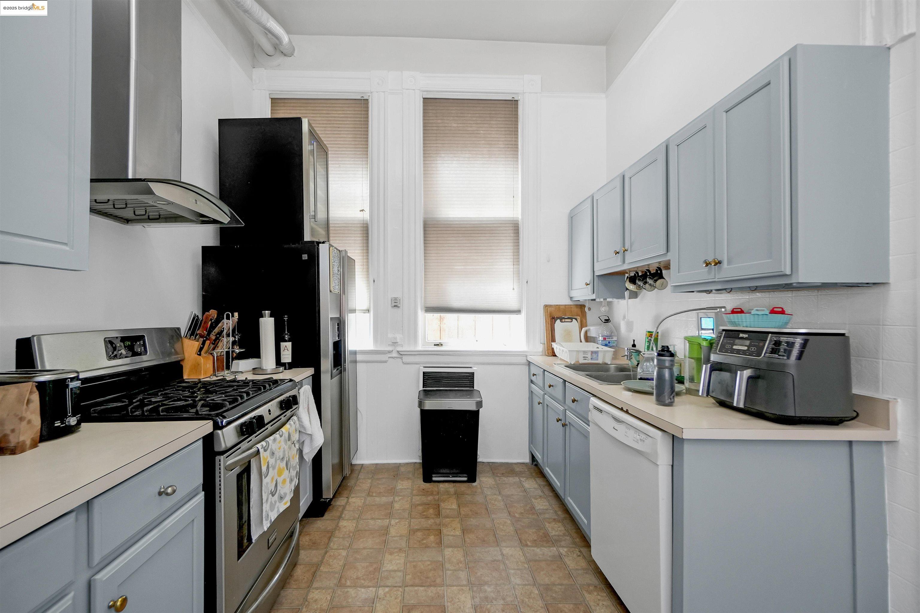 Detail Gallery Image 5 of 60 For 2654-2656 Bush St, San Francisco,  CA 94115-1219 - – Beds | – Baths