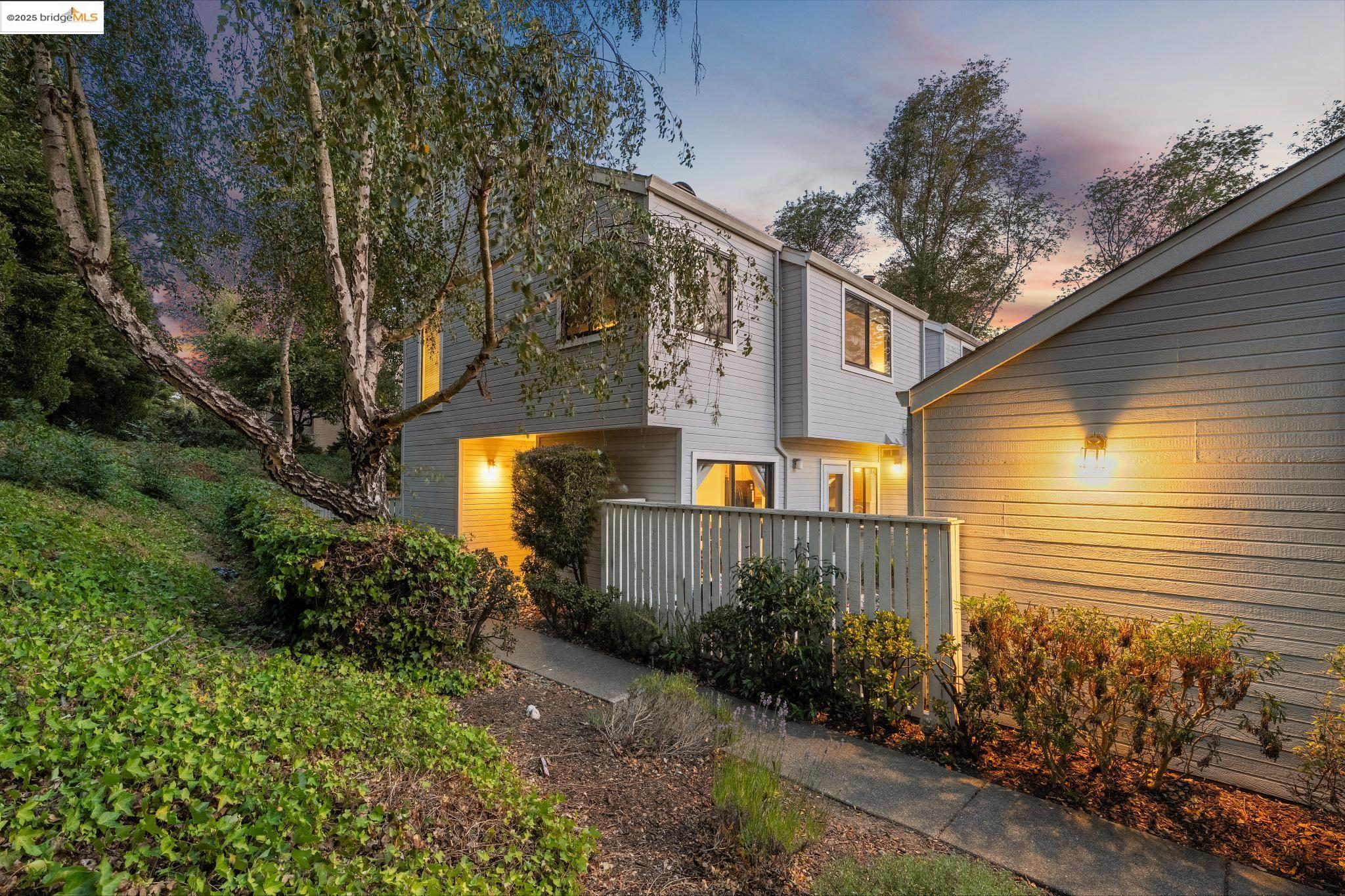 Detail Gallery Image 2 of 46 For 3422 Sunleaf Way, Richmond,  CA 94806 - 3 Beds | 2/1 Baths